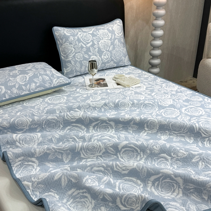 91家纺网 家纺一手货源 找家纺 伊人坊 2026新款A类550克凉感提花值过0.21冰豆豆家用凉席子三件套夏季---床笠款 玫瑰-蓝