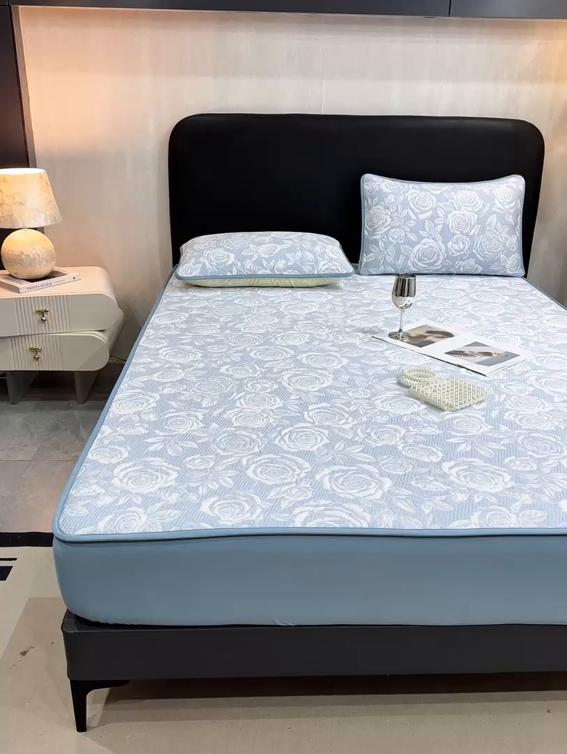 91家纺网 家纺一手货源 找家纺 伊人坊 2026新款A类550克凉感提花值过0.21冰豆豆家用凉席子三件套夏季---床笠款 玫瑰-蓝