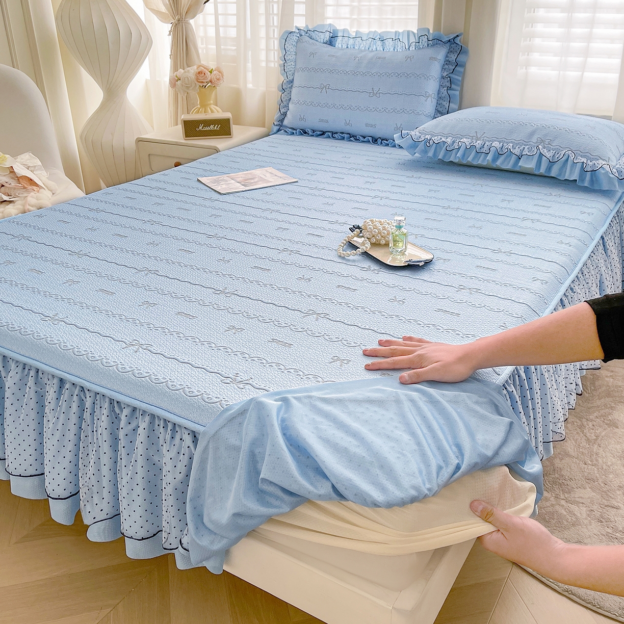 91家纺网 家纺一手货源 找家纺 （总）眠势力 2026新款冰豆豆床裙款床笠夏天冰凉豆豆空调席子带花边床裙床笠二合一