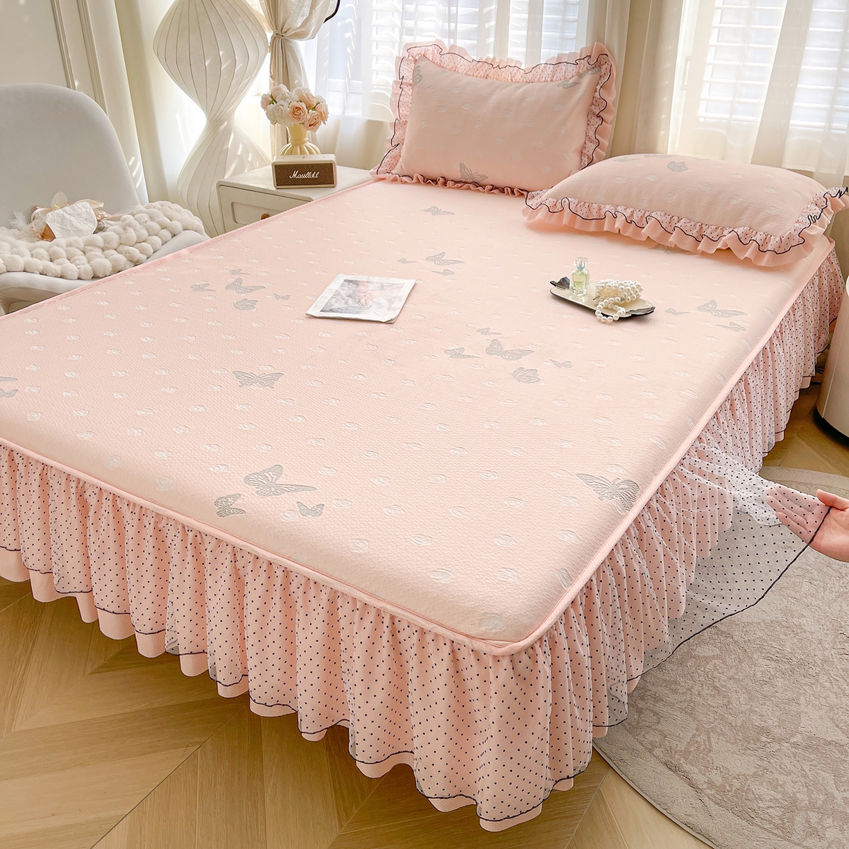 91家纺网 家纺一手货源 找家纺 眠势力 2026新款冰豆豆床裙款床笠夏天冰凉豆豆空调席子带花边床裙床笠二合一 蝶梦玫瑰-凝粉