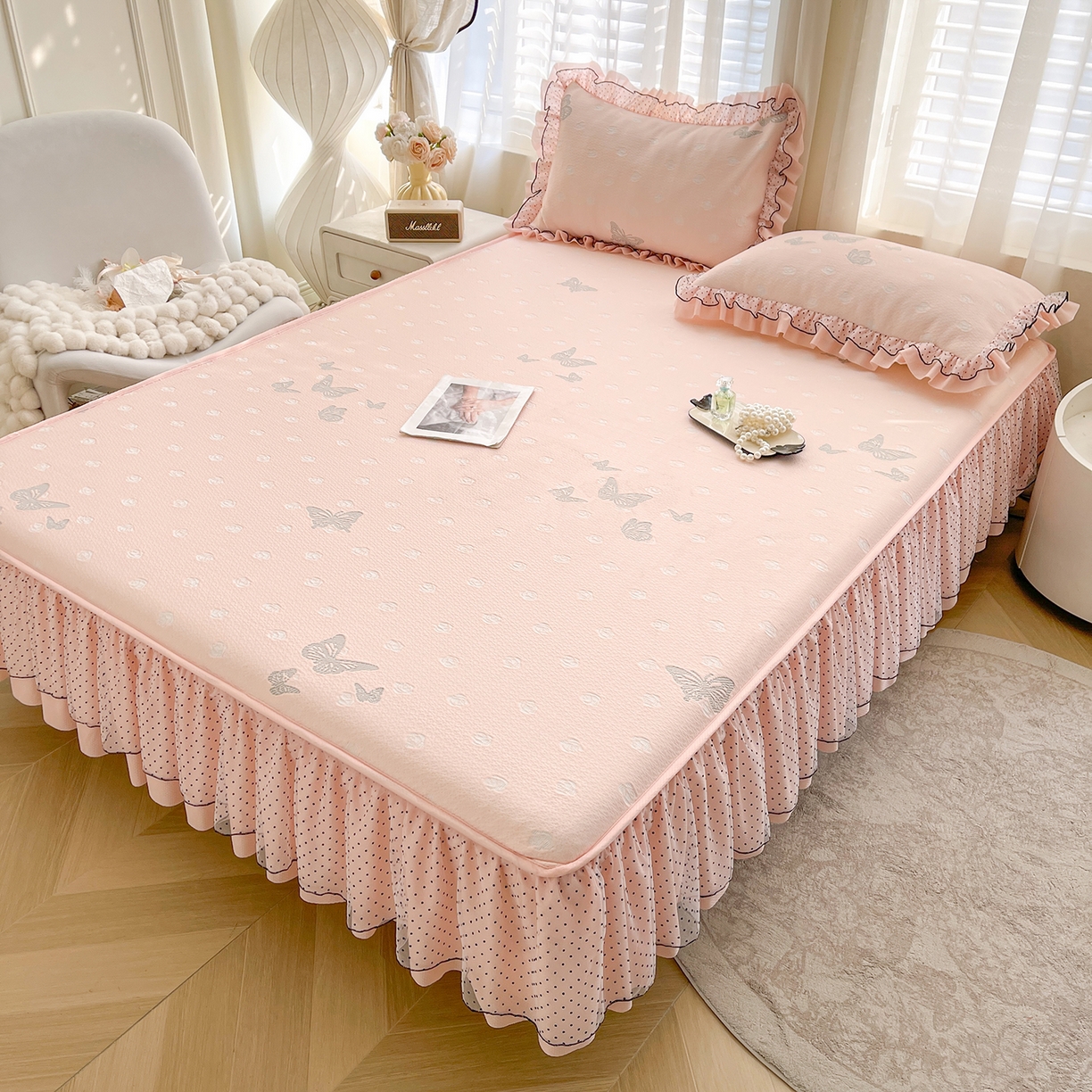 91家纺网 家纺一手货源 找家纺 眠势力 2026新款冰豆豆床裙款床笠夏天冰凉豆豆空调席子带花边床裙床笠二合一 蝶梦玫瑰-凝粉