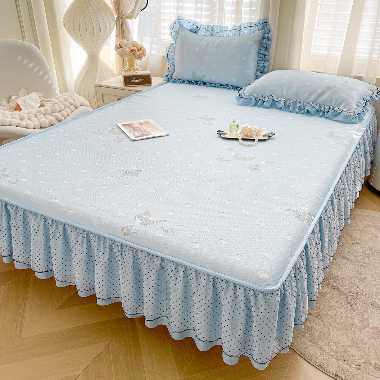 91家纺网 家纺一手货源 找家纺 眠势力 2026新款冰豆豆床裙款床笠夏天冰凉豆豆空调席子带花边床裙床笠二合一 蝶梦玫瑰-冰蓝