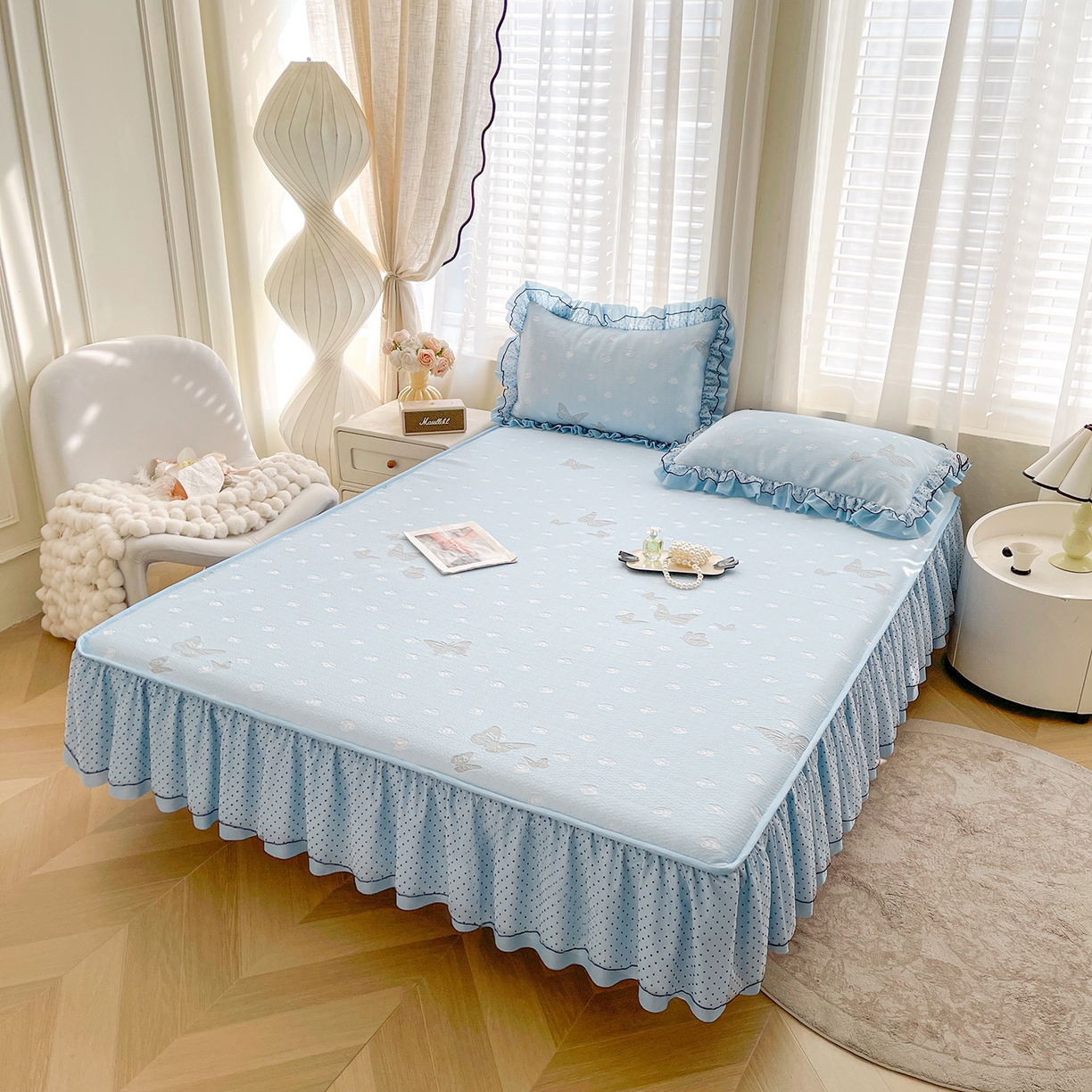 91家纺网 家纺一手货源 找家纺 眠势力 2026新款冰豆豆床裙款床笠夏天冰凉豆豆空调席子带花边床裙床笠二合一 蝶梦玫瑰-冰蓝