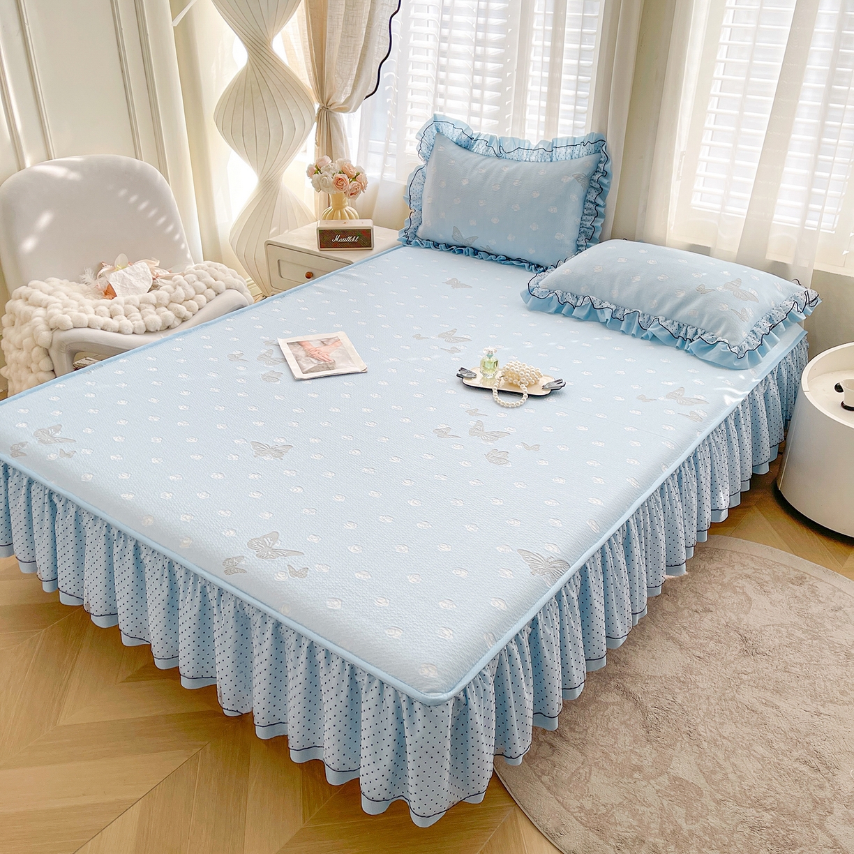 91家纺网 家纺一手货源 找家纺 眠势力 2026新款冰豆豆床裙款床笠夏天冰凉豆豆空调席子带花边床裙床笠二合一 蝶梦玫瑰-冰蓝