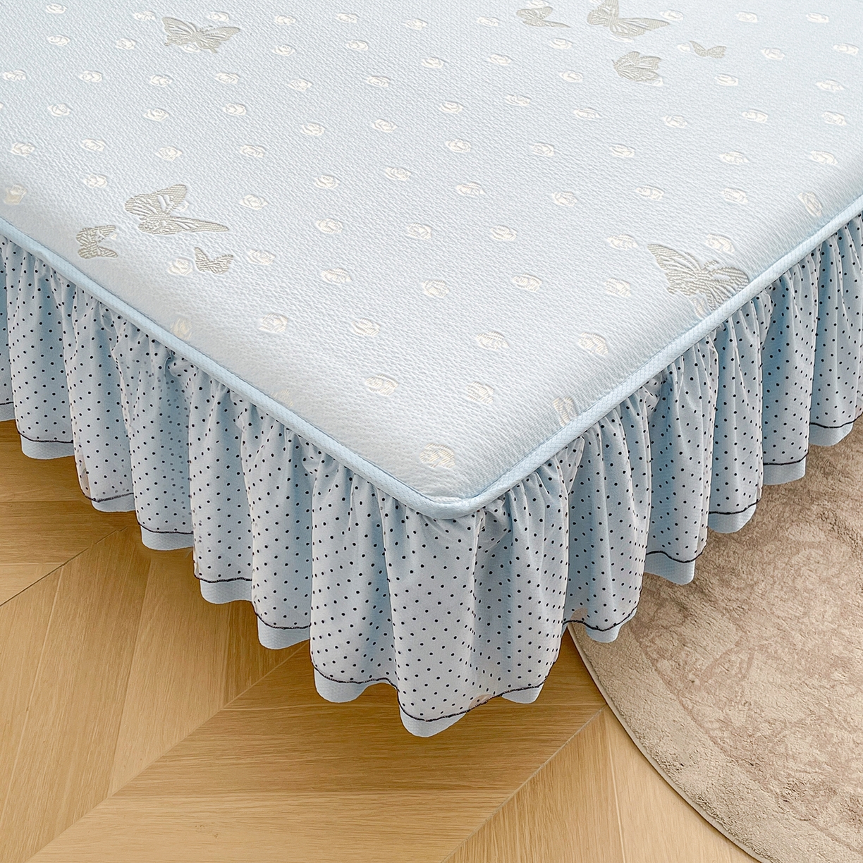 91家纺网 家纺一手货源 找家纺 眠势力 2026新款冰豆豆床裙款床笠夏天冰凉豆豆空调席子带花边床裙床笠二合一 蝶梦玫瑰-冰蓝