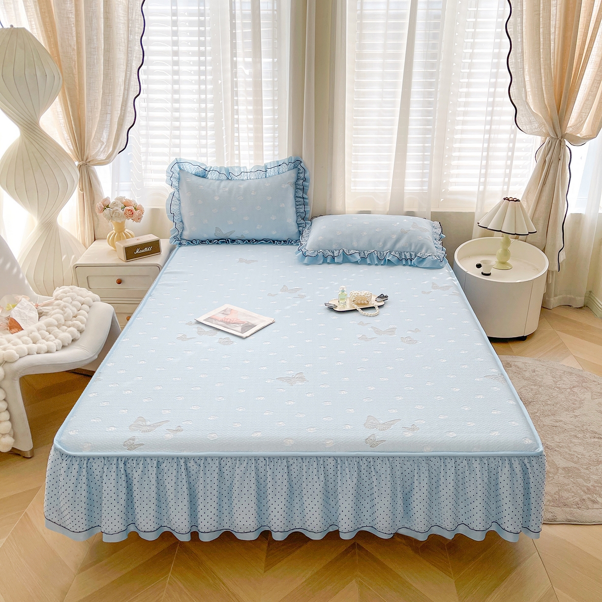 91家纺网 家纺一手货源 找家纺 眠势力 2026新款冰豆豆床裙款床笠夏天冰凉豆豆空调席子带花边床裙床笠二合一 蝶梦玫瑰-冰蓝