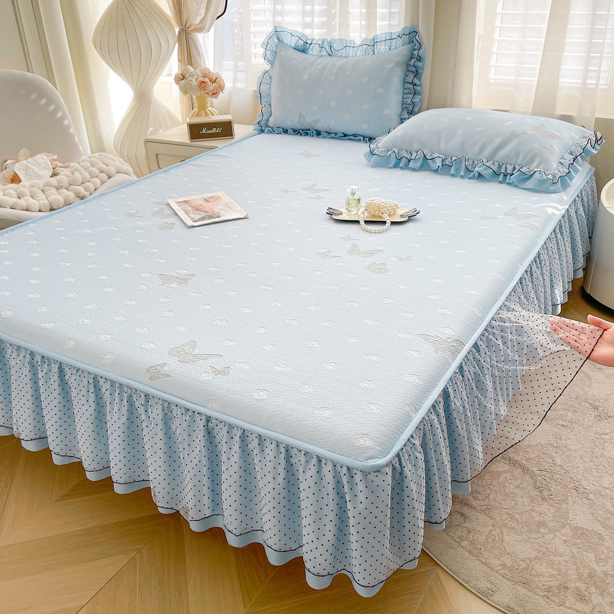 91家纺网 家纺一手货源 找家纺 眠势力 2026新款冰豆豆床裙款床笠夏天冰凉豆豆空调席子带花边床裙床笠二合一 蝶梦玫瑰-冰蓝