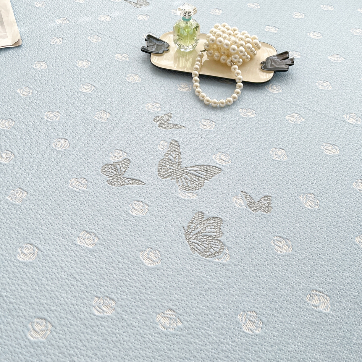 91家纺网 家纺一手货源 找家纺 眠势力 2026新款冰豆豆床裙款床笠夏天冰凉豆豆空调席子带花边床裙床笠二合一 蝶梦玫瑰-冰蓝