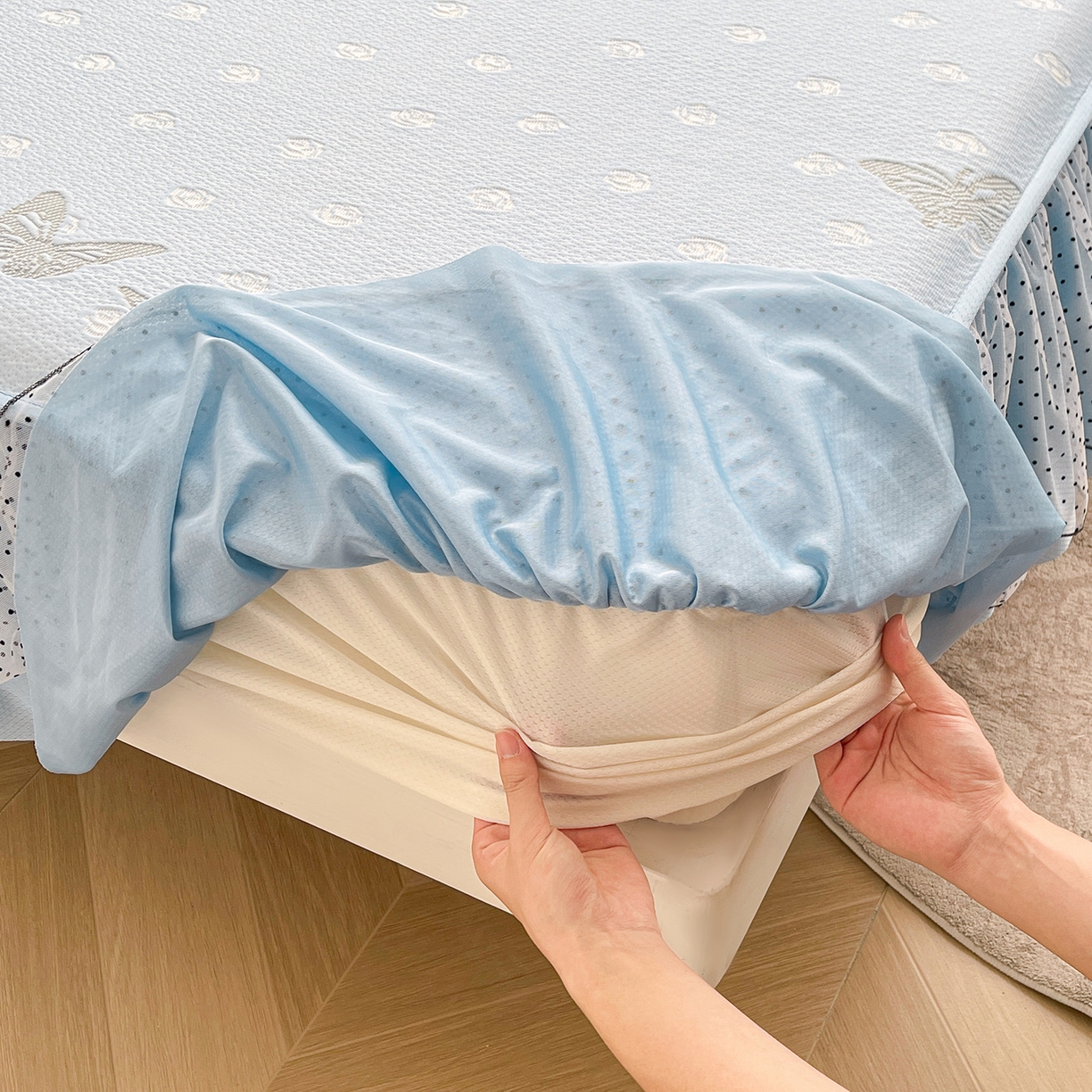 91家纺网 家纺一手货源 找家纺 眠势力 2026新款冰豆豆床裙款床笠夏天冰凉豆豆空调席子带花边床裙床笠二合一 蝶梦玫瑰-冰蓝