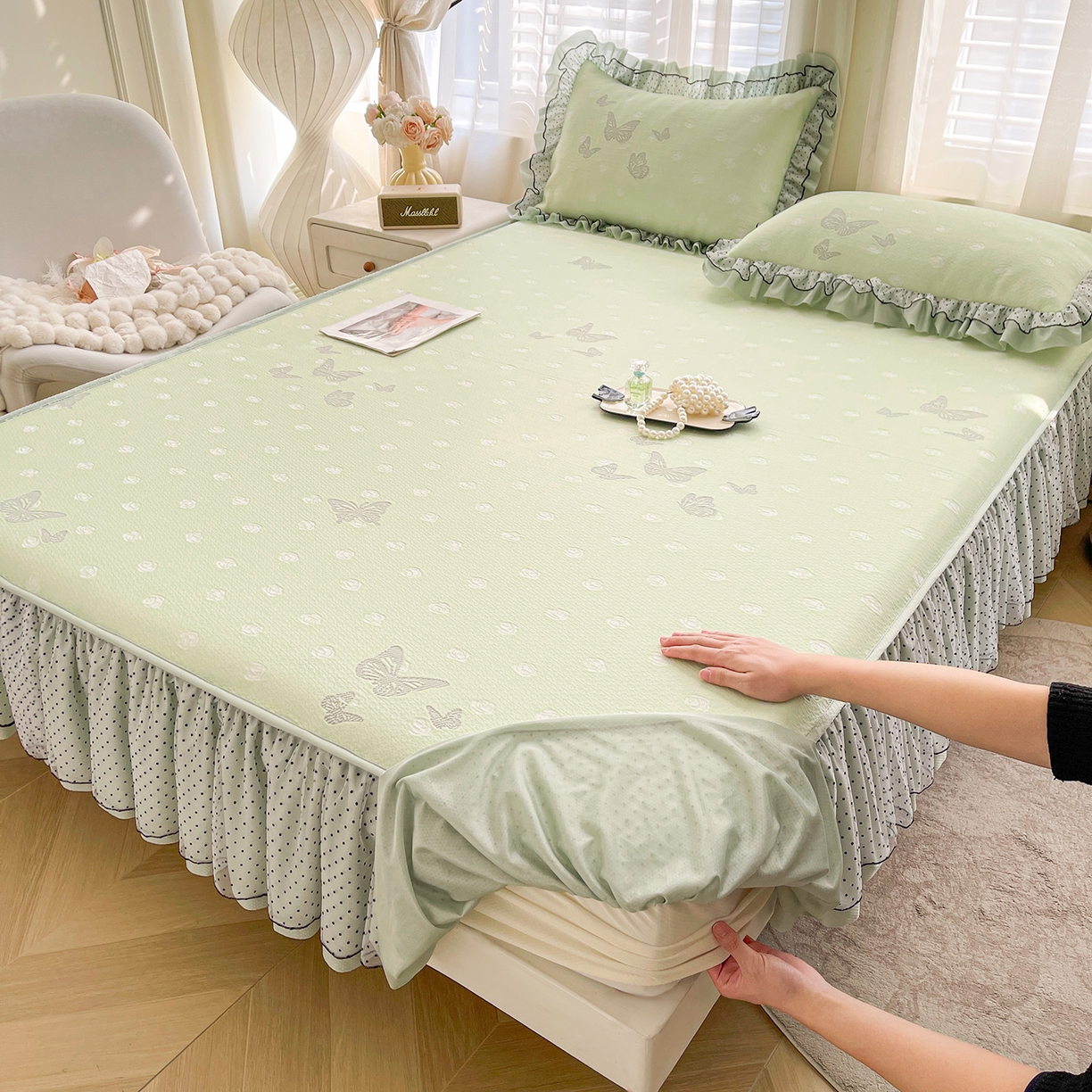 91家纺网 家纺一手货源 找家纺 眠势力 2026新款冰豆豆床裙款床笠夏天冰凉豆豆空调席子带花边床裙床笠二合一 蝶梦玫瑰-清绿