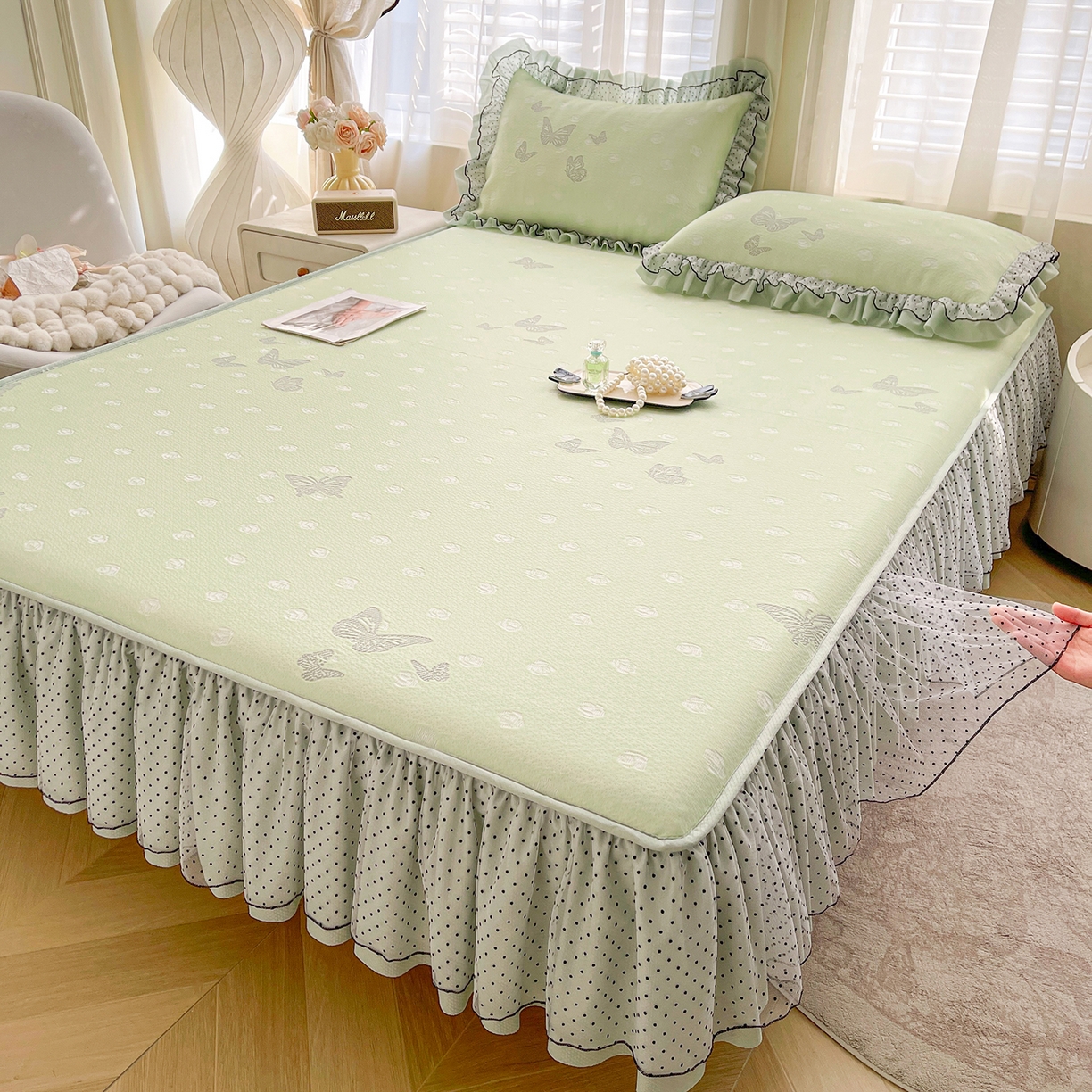 91家纺网 家纺一手货源 找家纺 眠势力 2026新款冰豆豆床裙款床笠夏天冰凉豆豆空调席子带花边床裙床笠二合一 蝶梦玫瑰-清绿