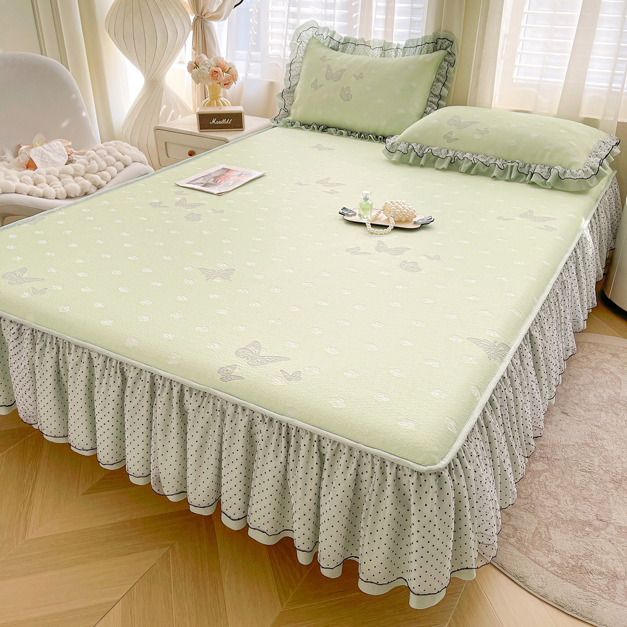 91家纺网 家纺一手货源 找家纺 眠势力 2026新款冰豆豆床裙款床笠夏天冰凉豆豆空调席子带花边床裙床笠二合一 蝶梦玫瑰-清绿