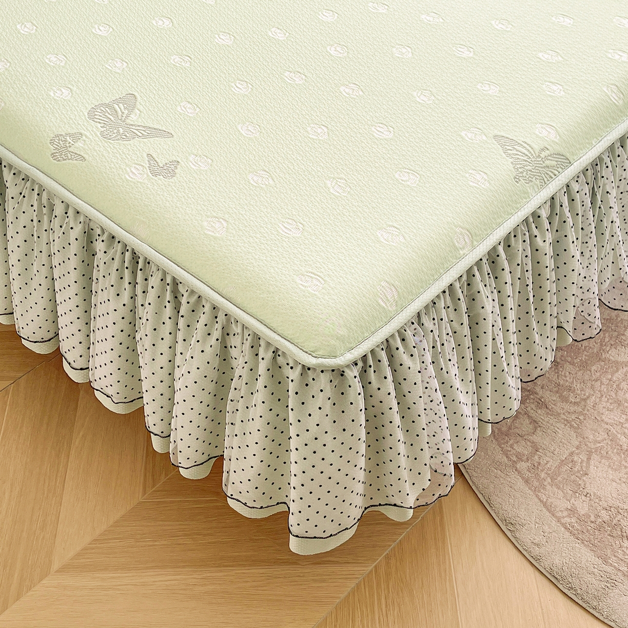 91家纺网 家纺一手货源 找家纺 眠势力 2026新款冰豆豆床裙款床笠夏天冰凉豆豆空调席子带花边床裙床笠二合一 蝶梦玫瑰-清绿