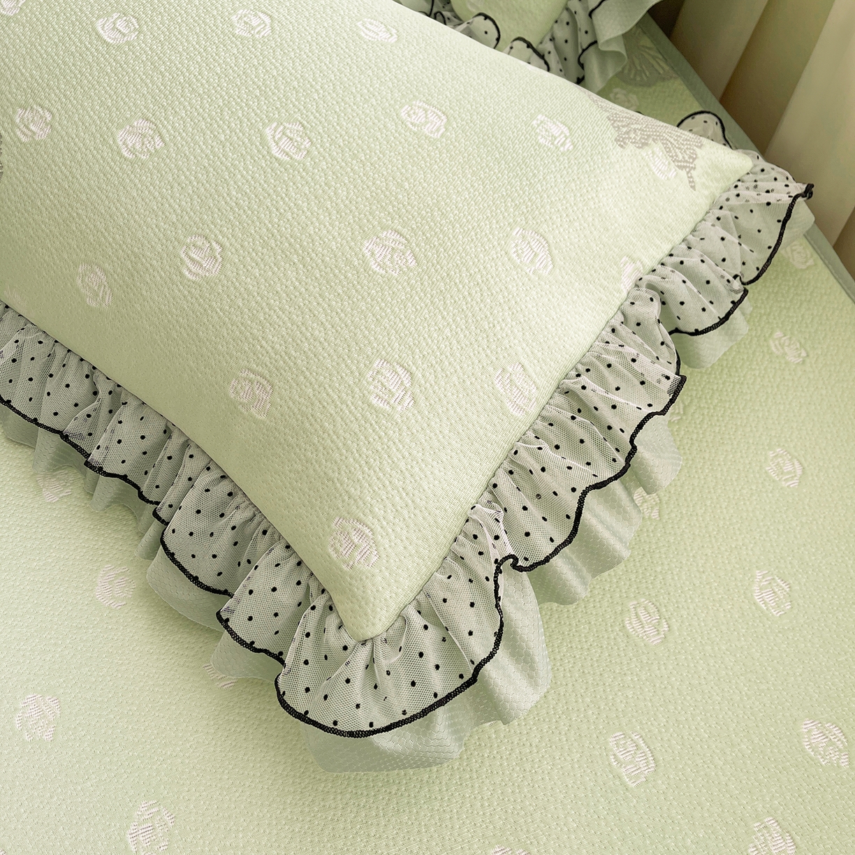 91家纺网 家纺一手货源 找家纺 眠势力 2026新款冰豆豆床裙款床笠夏天冰凉豆豆空调席子带花边床裙床笠二合一 蝶梦玫瑰-清绿