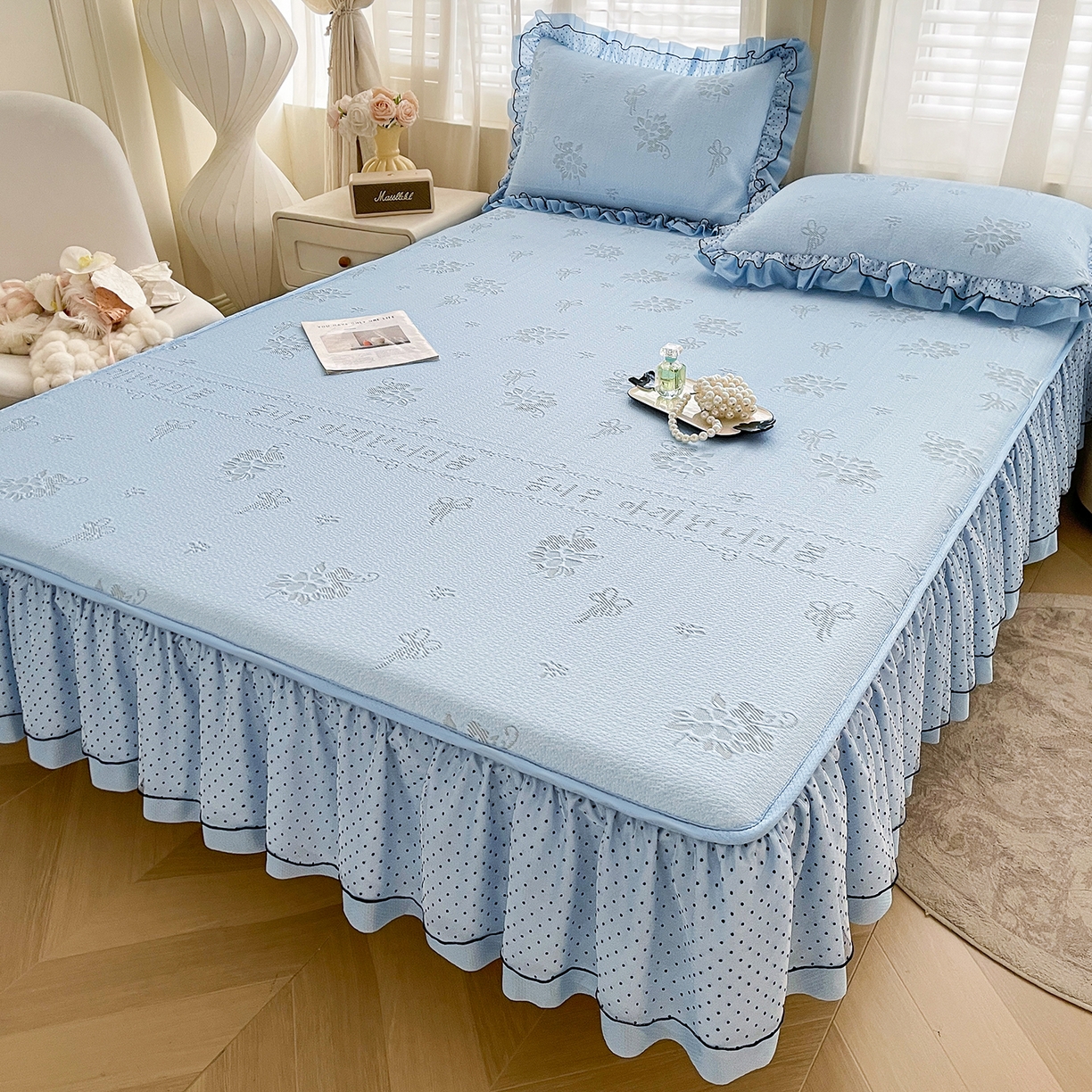 91家纺网 家纺一手货源 找家纺 眠势力 2026新款冰豆豆床裙款床笠夏天冰凉豆豆空调席子带花边床裙床笠二合一 韩系小花-冰蓝