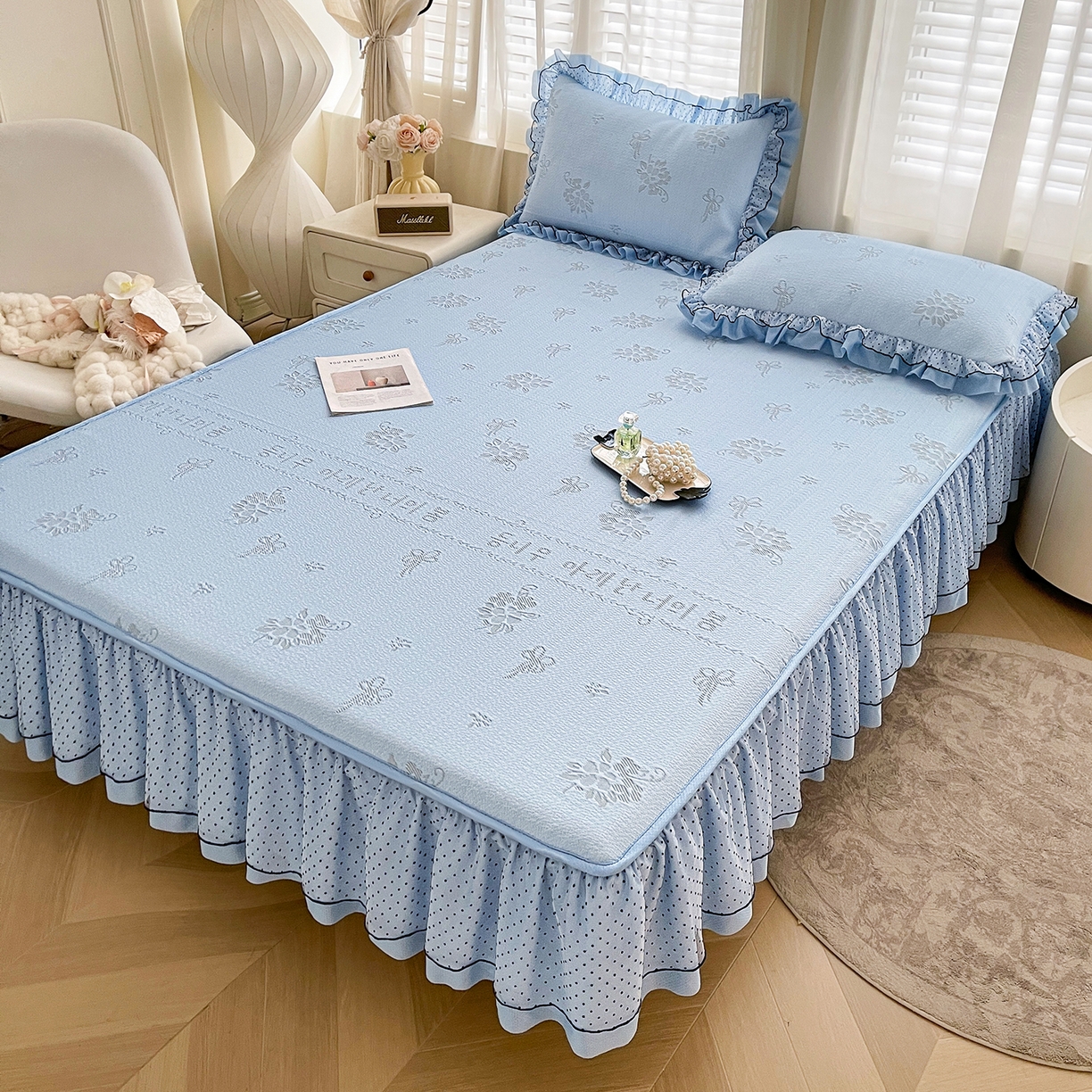 91家纺网 家纺一手货源 找家纺 眠势力 2026新款冰豆豆床裙款床笠夏天冰凉豆豆空调席子带花边床裙床笠二合一 韩系小花-冰蓝