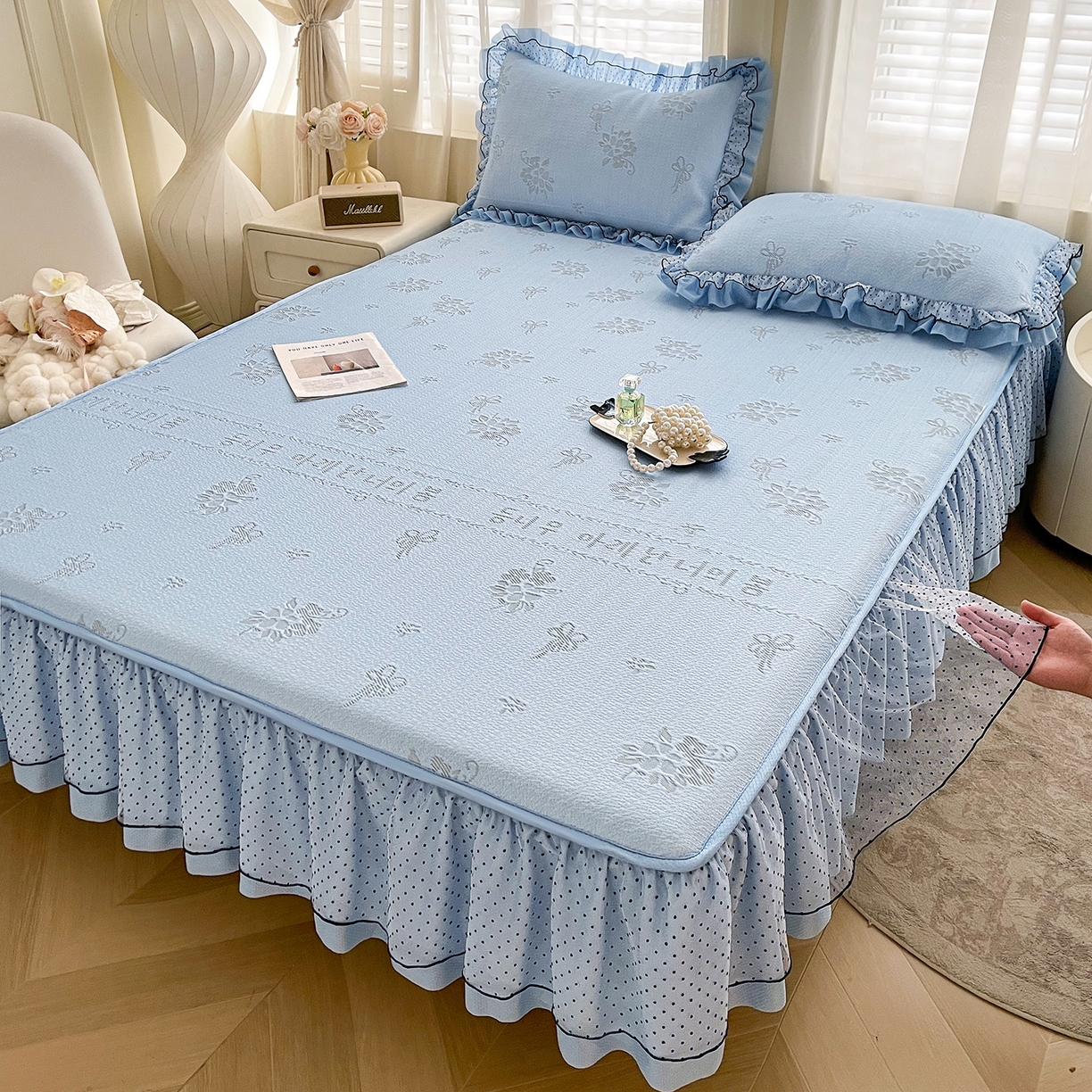91家纺网 家纺一手货源 找家纺 眠势力 2026新款冰豆豆床裙款床笠夏天冰凉豆豆空调席子带花边床裙床笠二合一 韩系小花-冰蓝