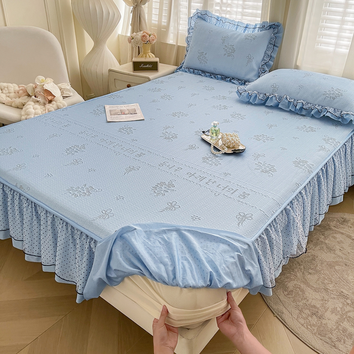 91家纺网 家纺一手货源 找家纺 眠势力 2026新款冰豆豆床裙款床笠夏天冰凉豆豆空调席子带花边床裙床笠二合一 韩系小花-冰蓝