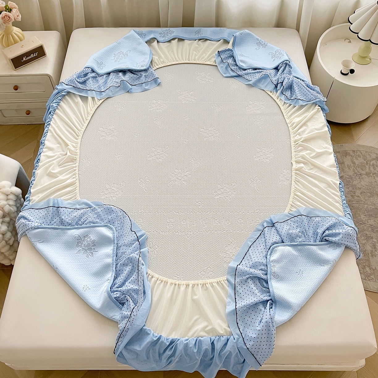 91家纺网 家纺一手货源 找家纺 眠势力 2026新款冰豆豆床裙款床笠夏天冰凉豆豆空调席子带花边床裙床笠二合一 韩系小花-冰蓝