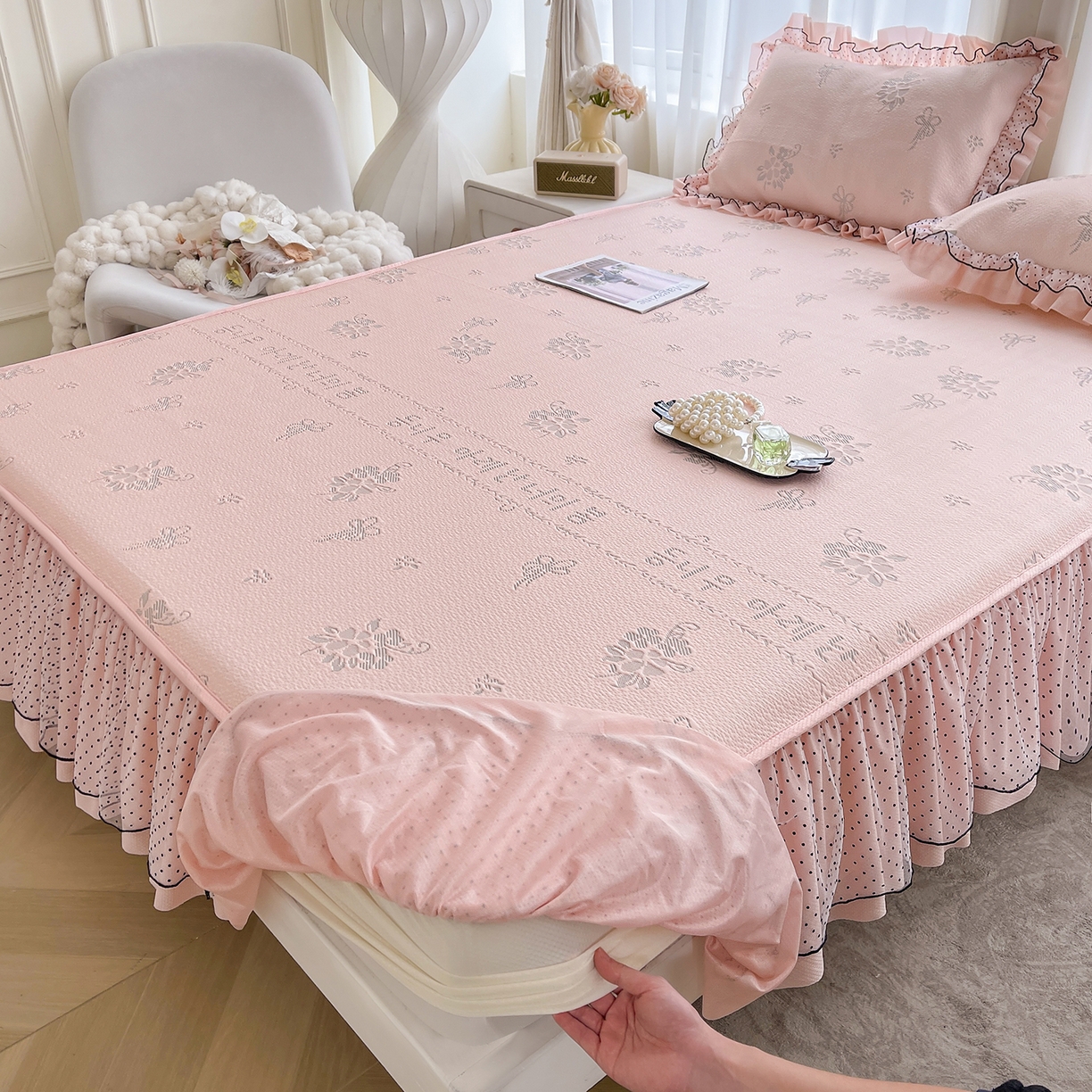 91家纺网 家纺一手货源 找家纺 眠势力 2026新款冰豆豆床裙款床笠夏天冰凉豆豆空调席子带花边床裙床笠二合一 韩系小花-凝粉