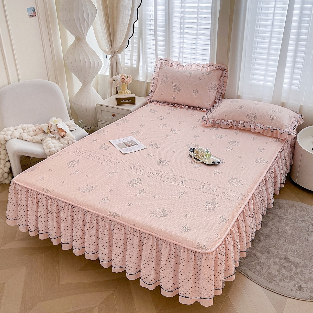 91家纺网 家纺一手货源 找家纺 眠势力 2026新款冰豆豆床裙款床笠夏天冰凉豆豆空调席子带花边床裙床笠二合一 韩系小花-凝粉