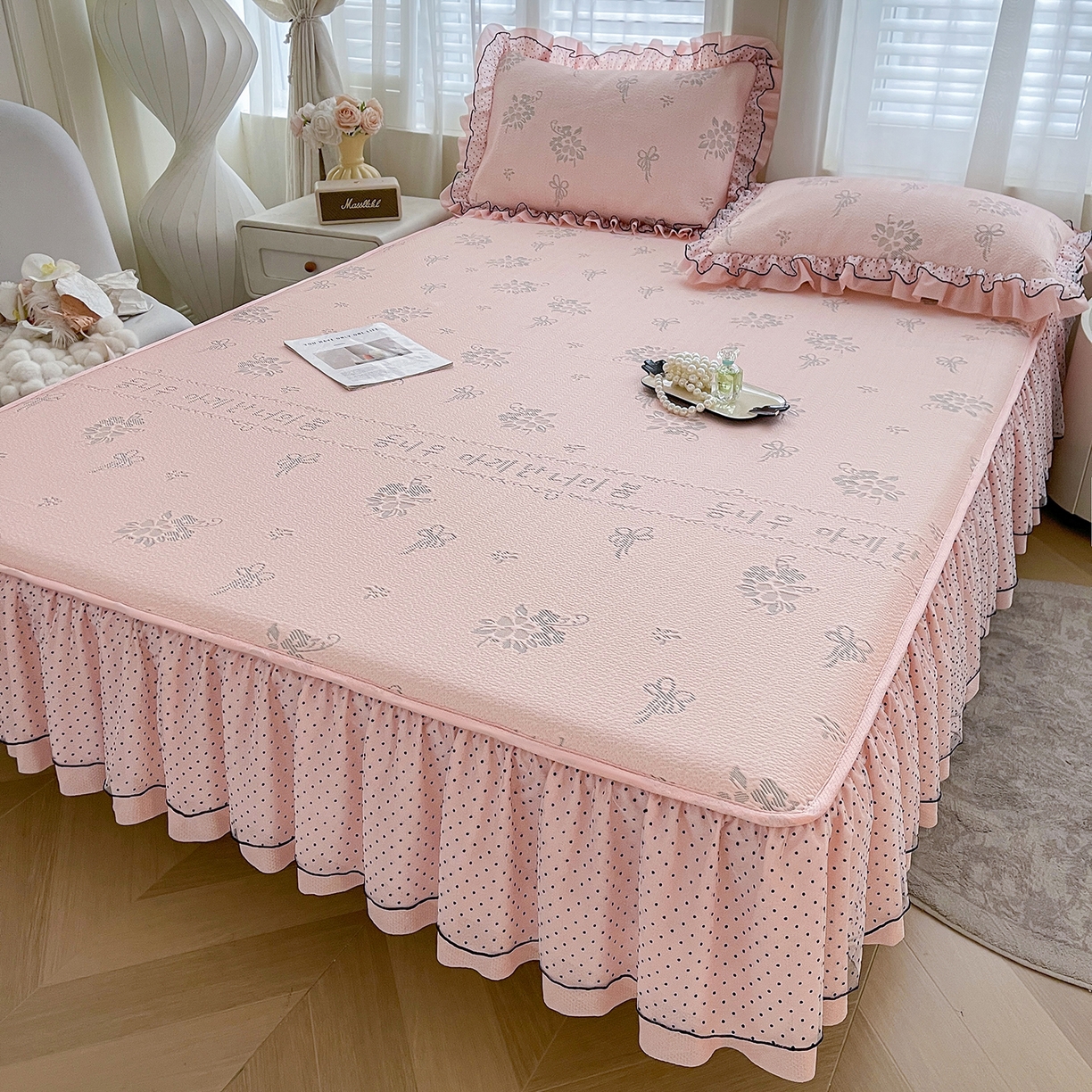 91家纺网 家纺一手货源 找家纺 眠势力 2026新款冰豆豆床裙款床笠夏天冰凉豆豆空调席子带花边床裙床笠二合一 韩系小花-凝粉