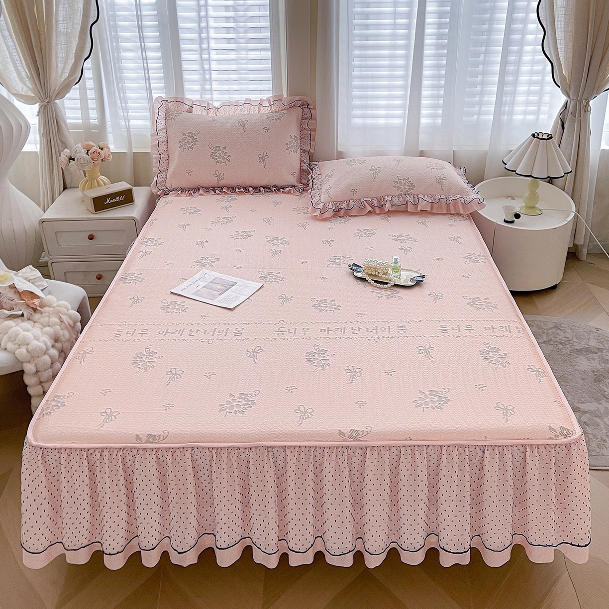 91家纺网 家纺一手货源 找家纺 眠势力 2026新款冰豆豆床裙款床笠夏天冰凉豆豆空调席子带花边床裙床笠二合一 韩系小花-凝粉