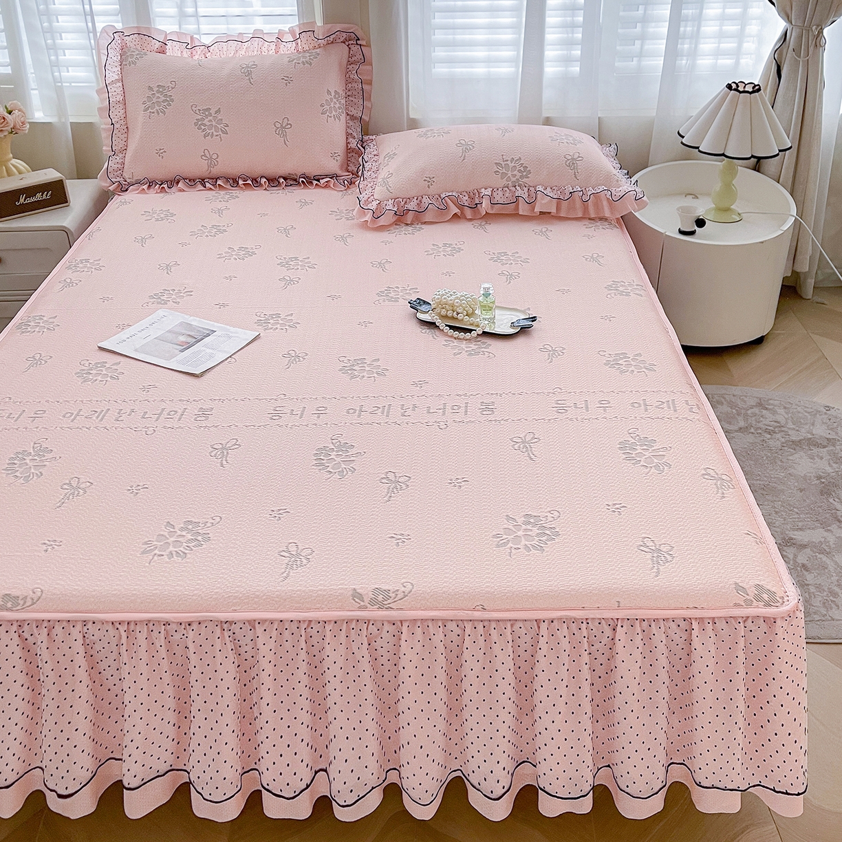 91家纺网 家纺一手货源 找家纺 眠势力 2026新款冰豆豆床裙款床笠夏天冰凉豆豆空调席子带花边床裙床笠二合一 韩系小花-凝粉