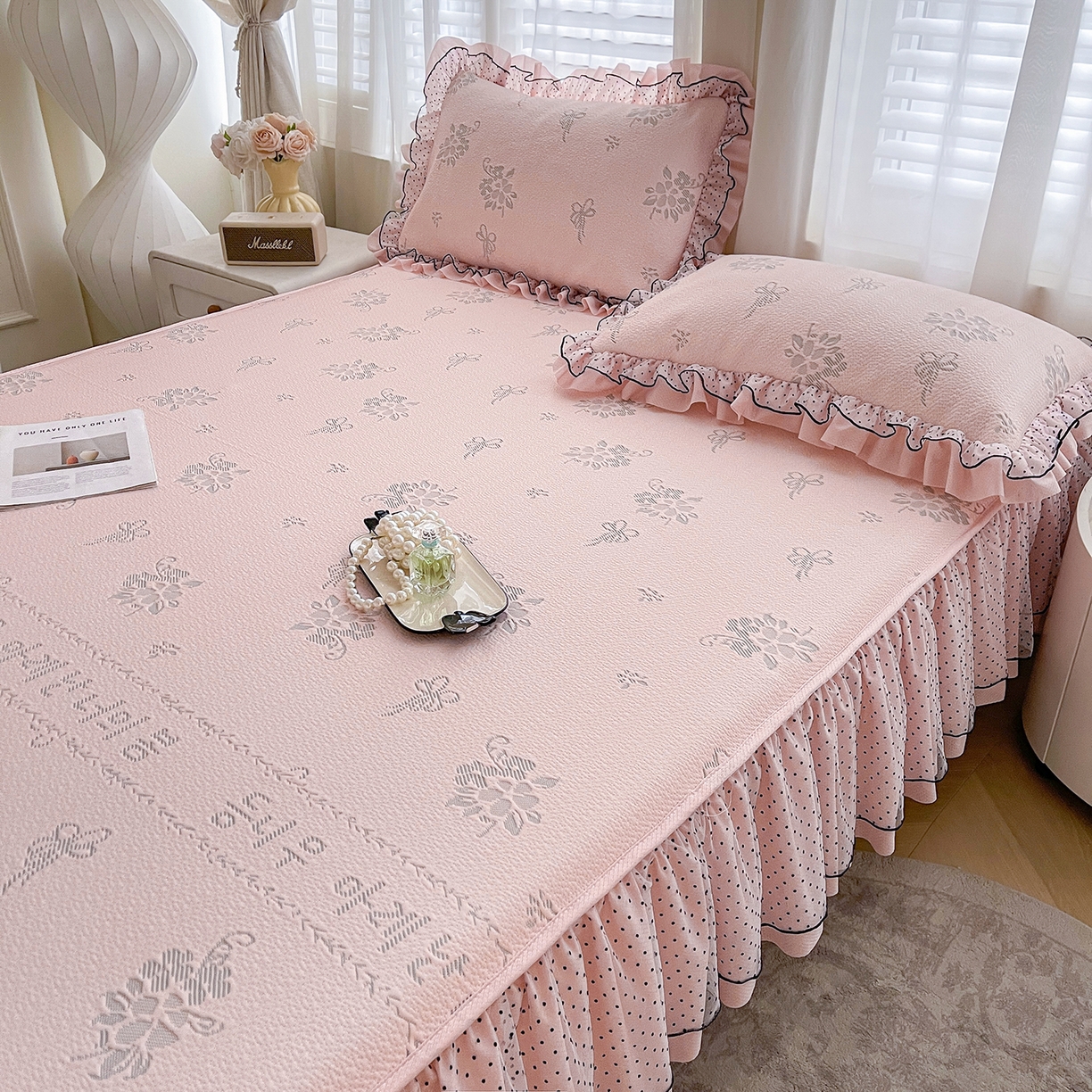 91家纺网 家纺一手货源 找家纺 眠势力 2026新款冰豆豆床裙款床笠夏天冰凉豆豆空调席子带花边床裙床笠二合一 韩系小花-凝粉