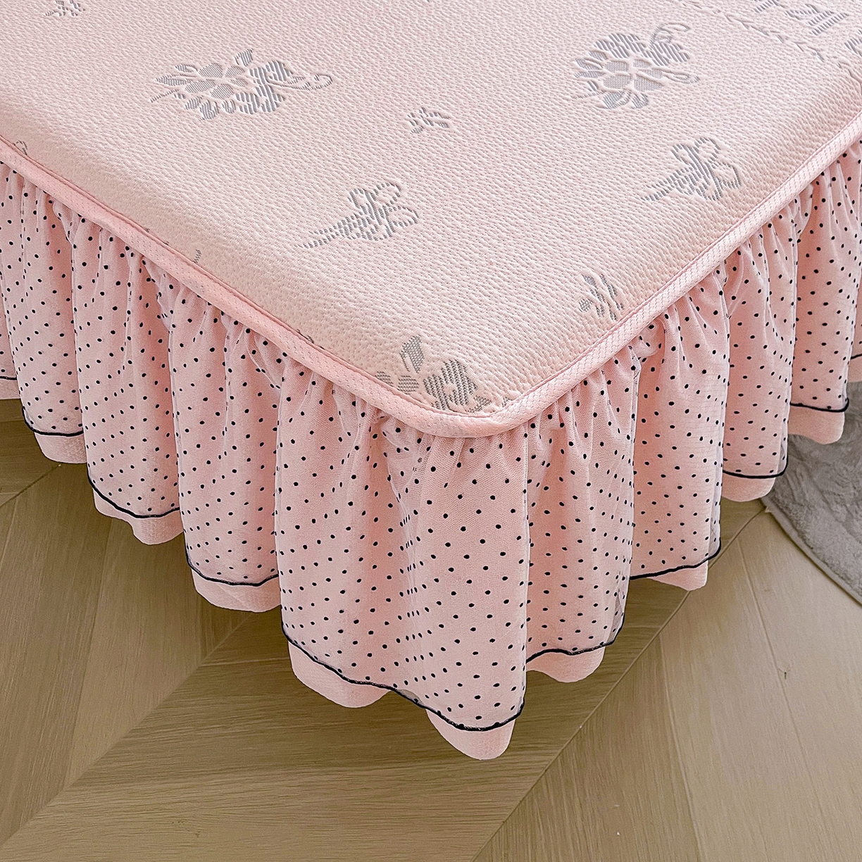 91家纺网 家纺一手货源 找家纺 眠势力 2026新款冰豆豆床裙款床笠夏天冰凉豆豆空调席子带花边床裙床笠二合一 韩系小花-凝粉