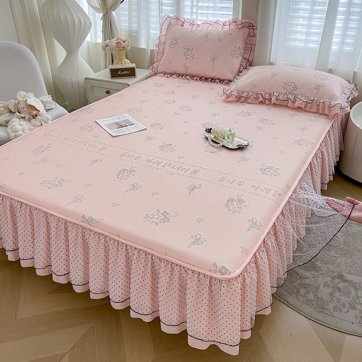 91家纺网 家纺一手货源 找家纺 眠势力 2026新款冰豆豆床裙款床笠夏天冰凉豆豆空调席子带花边床裙床笠二合一 韩系小花-凝粉