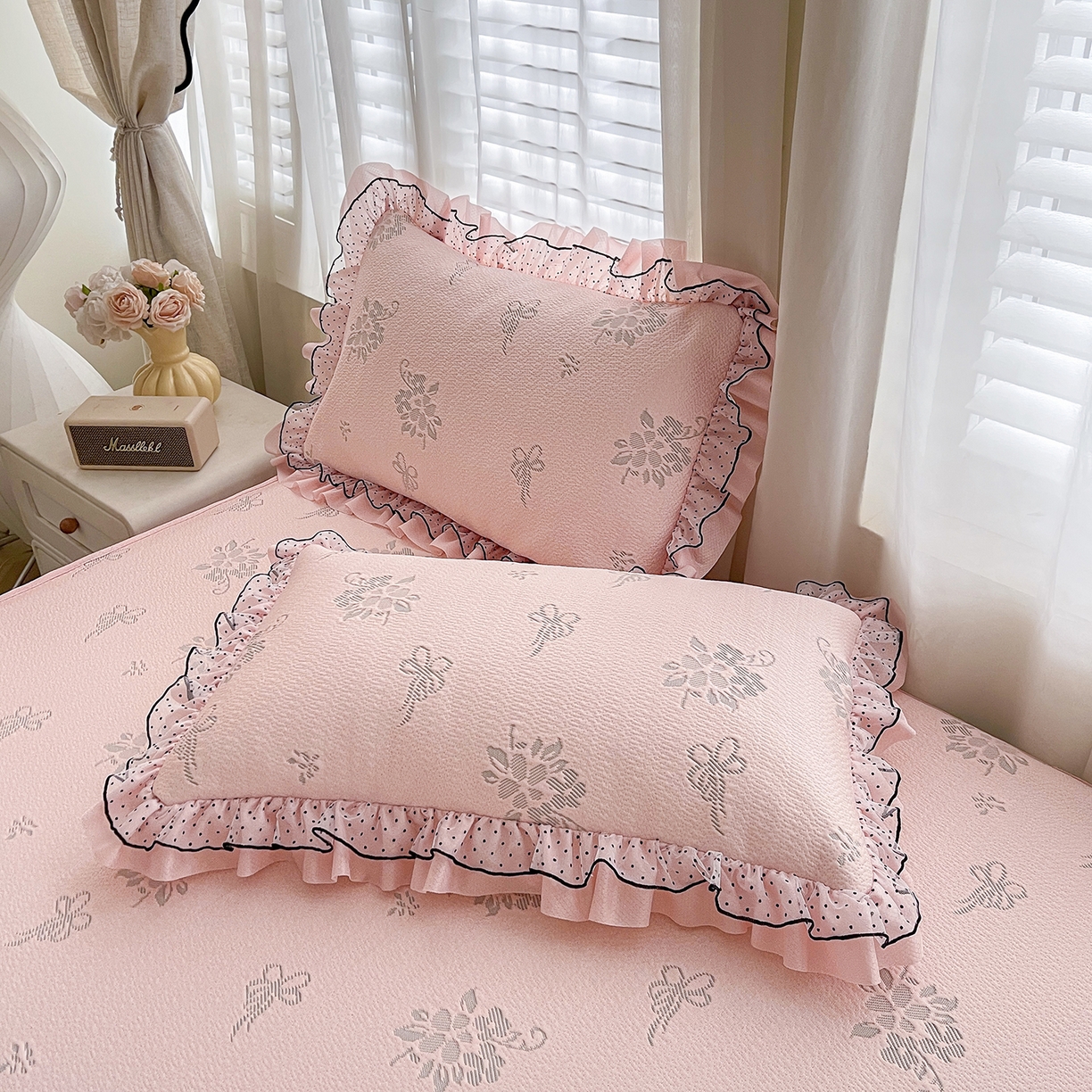 91家纺网 家纺一手货源 找家纺 眠势力 2026新款冰豆豆床裙款床笠夏天冰凉豆豆空调席子带花边床裙床笠二合一 韩系小花-凝粉