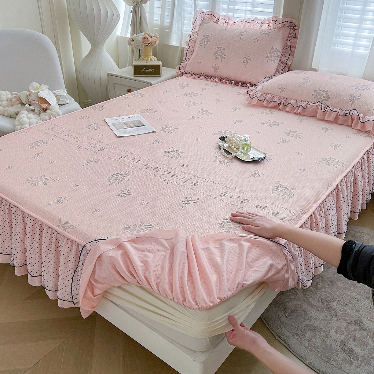 91家纺网 家纺一手货源 找家纺 眠势力 2026新款冰豆豆床裙款床笠夏天冰凉豆豆空调席子带花边床裙床笠二合一 韩系小花-凝粉