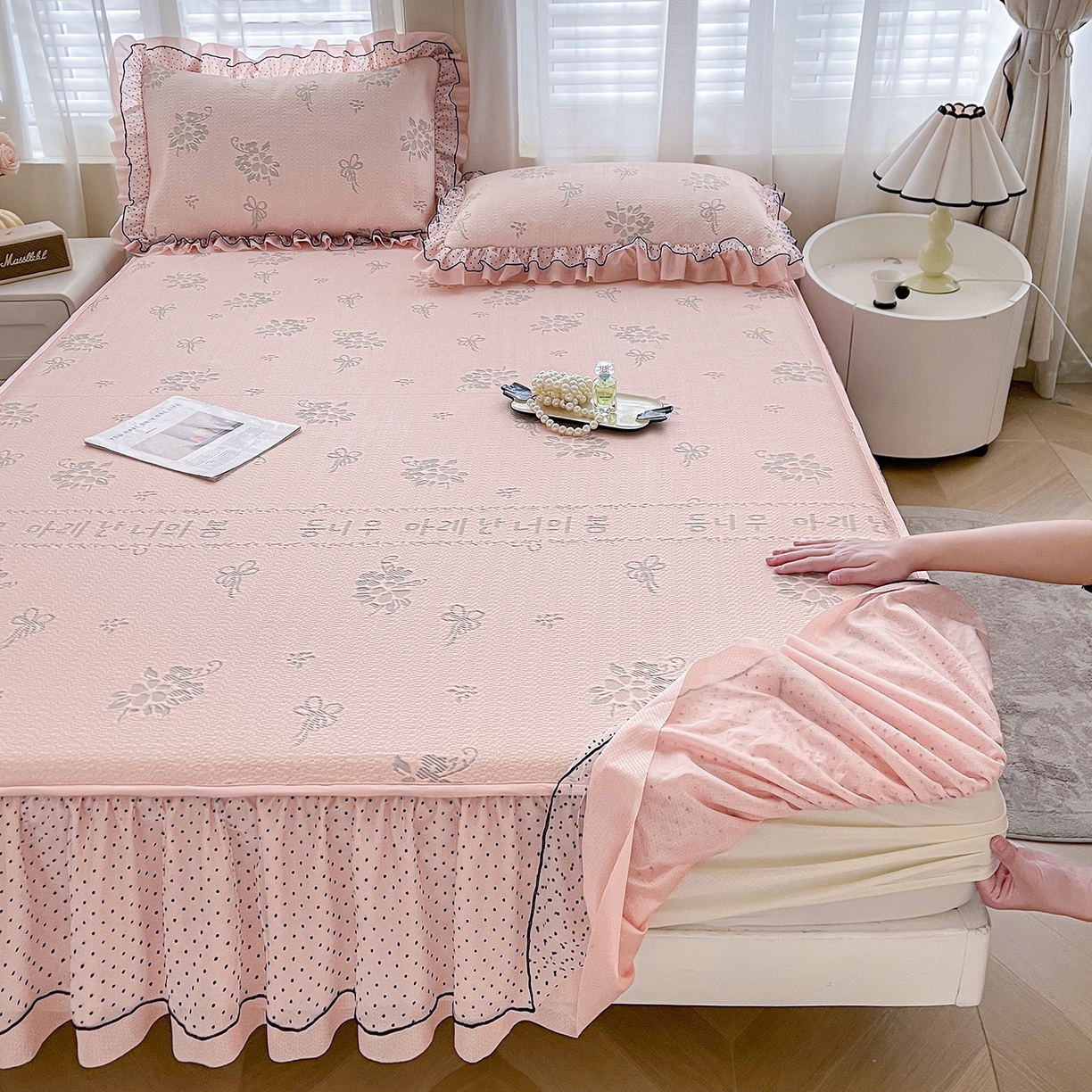 91家纺网 家纺一手货源 找家纺 眠势力 2026新款冰豆豆床裙款床笠夏天冰凉豆豆空调席子带花边床裙床笠二合一 韩系小花-凝粉