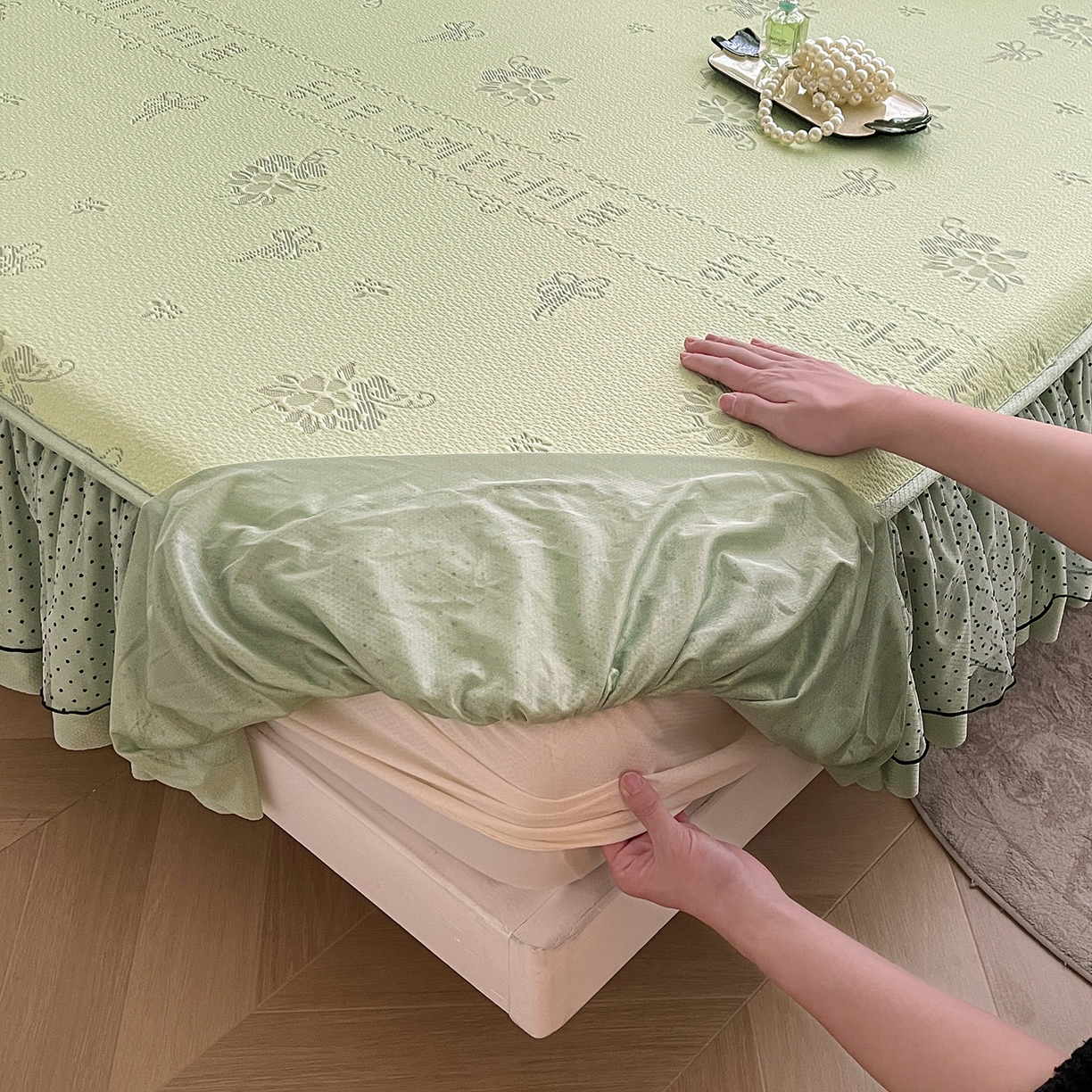 91家纺网 家纺一手货源 找家纺 眠势力 2026新款冰豆豆床裙款床笠夏天冰凉豆豆空调席子带花边床裙床笠二合一 韩系小花-清绿