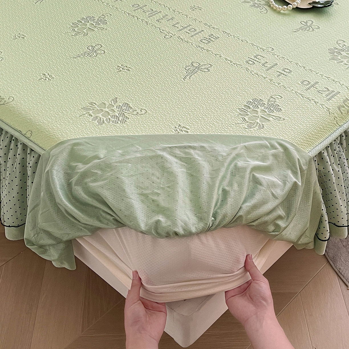 91家纺网 家纺一手货源 找家纺 眠势力 2026新款冰豆豆床裙款床笠夏天冰凉豆豆空调席子带花边床裙床笠二合一 韩系小花-清绿