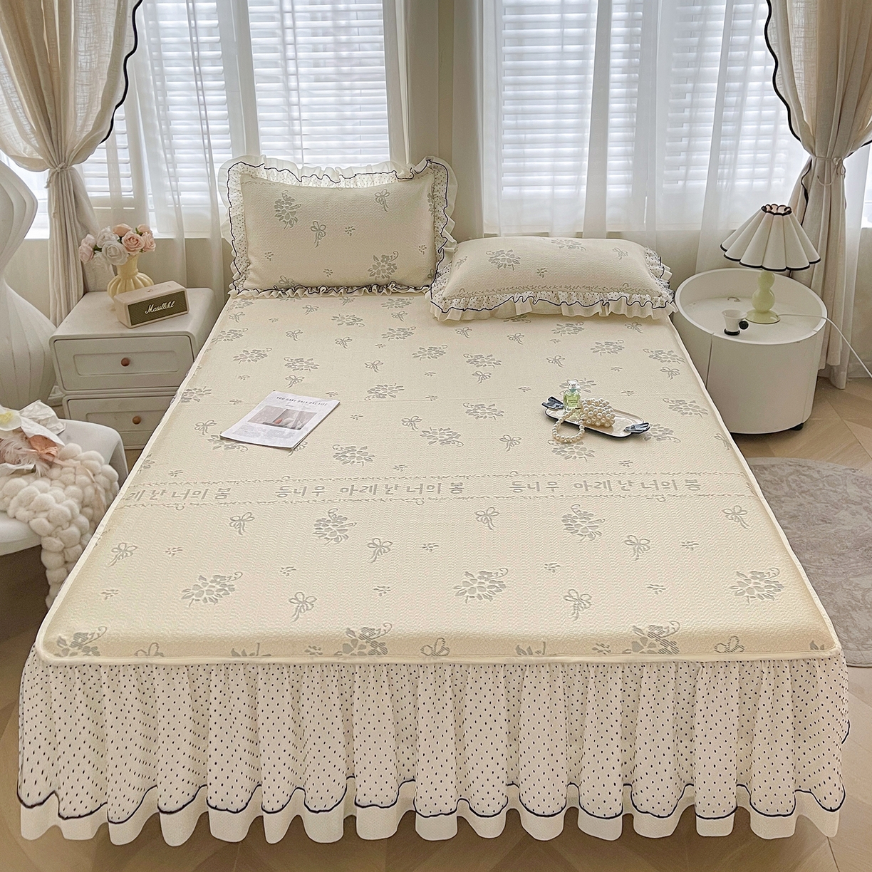 91家纺网 家纺一手货源 找家纺 眠势力 2026新款冰豆豆床裙款床笠夏天冰凉豆豆空调席子带花边床裙床笠二合一 韩系小花-雾米