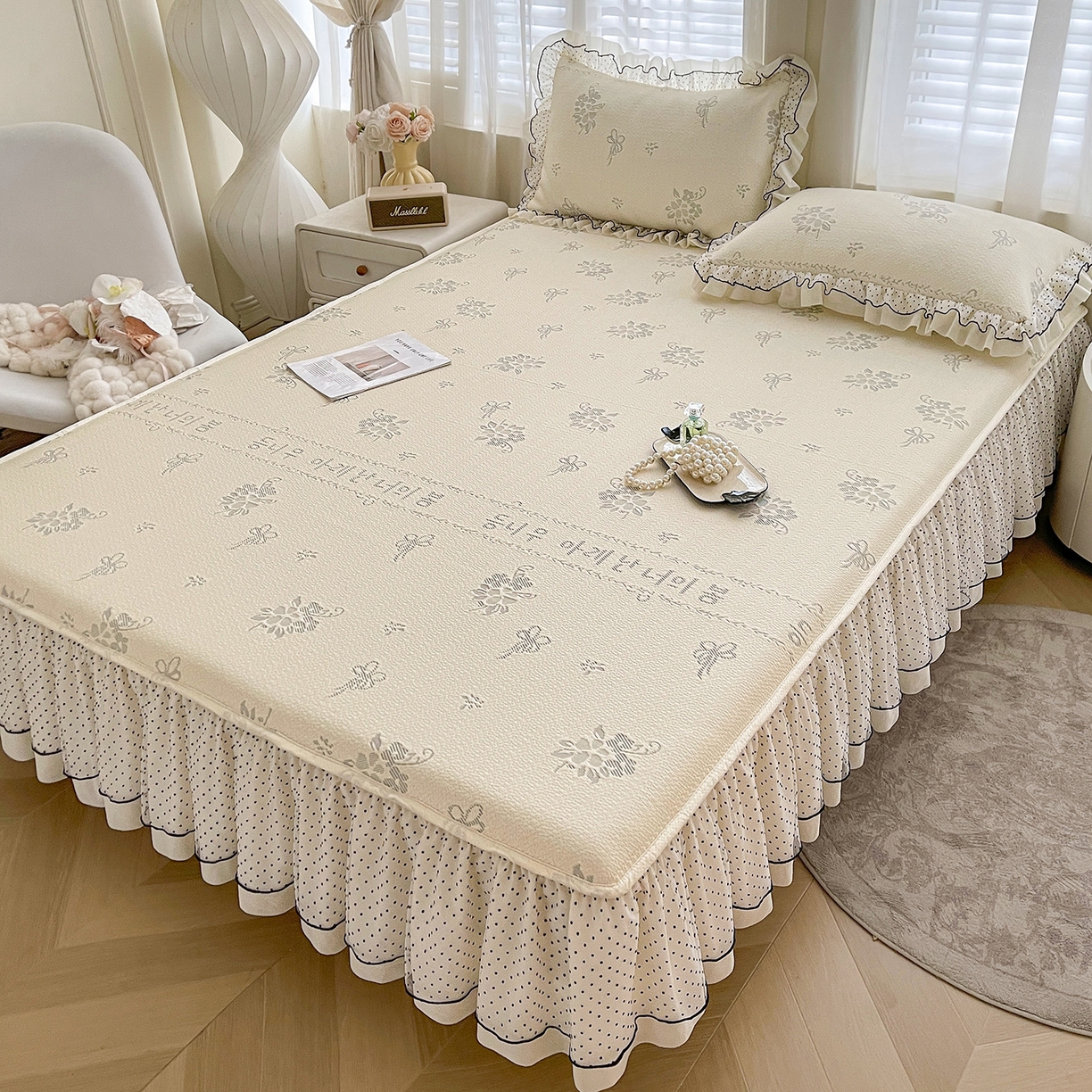 91家纺网 家纺一手货源 找家纺 眠势力 2026新款冰豆豆床裙款床笠夏天冰凉豆豆空调席子带花边床裙床笠二合一 韩系小花-雾米