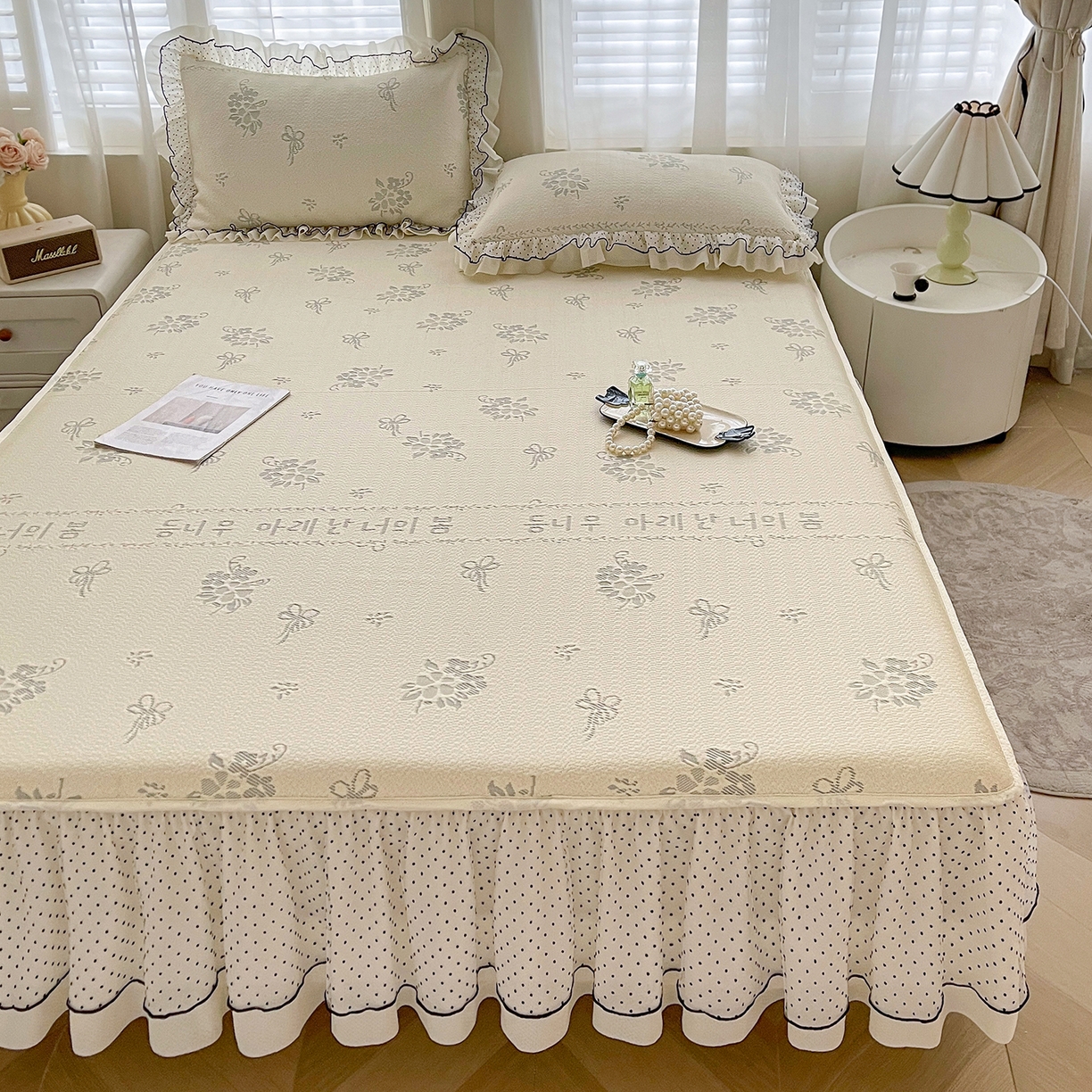 91家纺网 家纺一手货源 找家纺 眠势力 2026新款冰豆豆床裙款床笠夏天冰凉豆豆空调席子带花边床裙床笠二合一 韩系小花-雾米