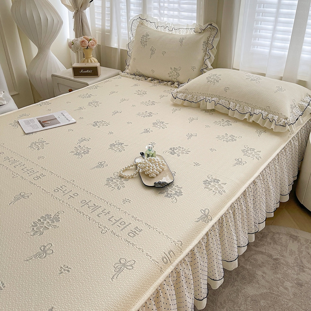 91家纺网 家纺一手货源 找家纺 眠势力 2026新款冰豆豆床裙款床笠夏天冰凉豆豆空调席子带花边床裙床笠二合一 韩系小花-雾米