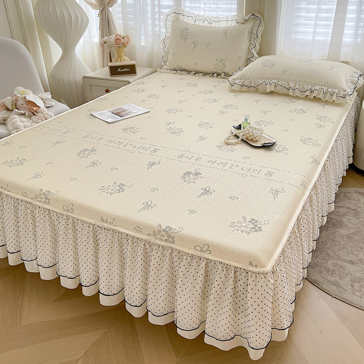 91家纺网 家纺一手货源 找家纺 眠势力 2026新款冰豆豆床裙款床笠夏天冰凉豆豆空调席子带花边床裙床笠二合一 韩系小花-雾米