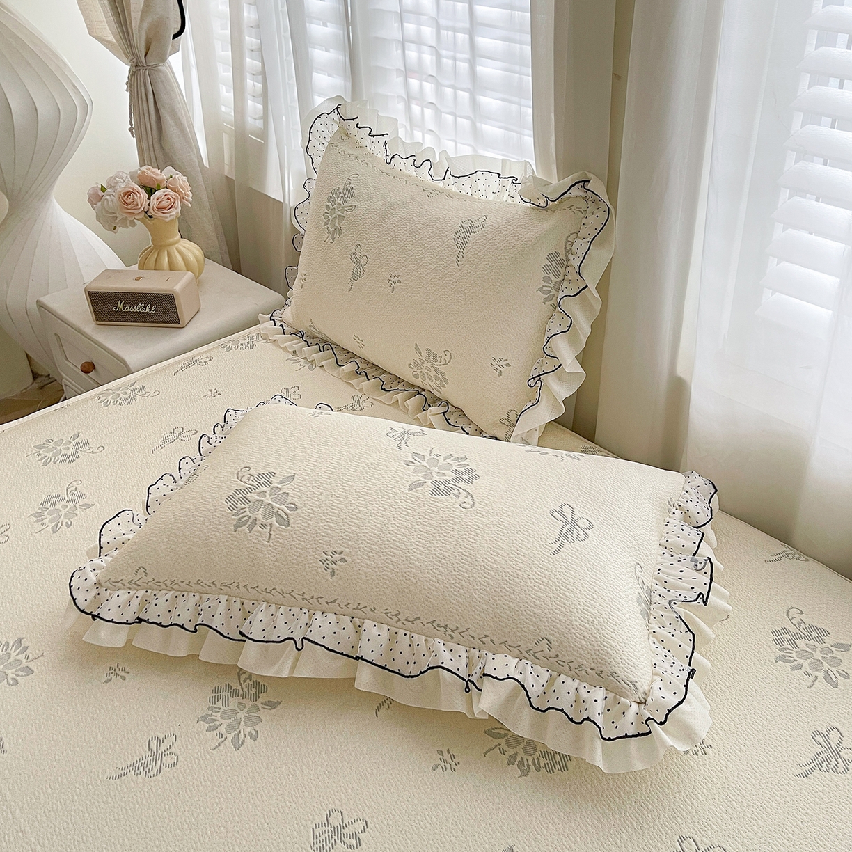 91家纺网 家纺一手货源 找家纺 眠势力 2026新款冰豆豆床裙款床笠夏天冰凉豆豆空调席子带花边床裙床笠二合一 韩系小花-雾米