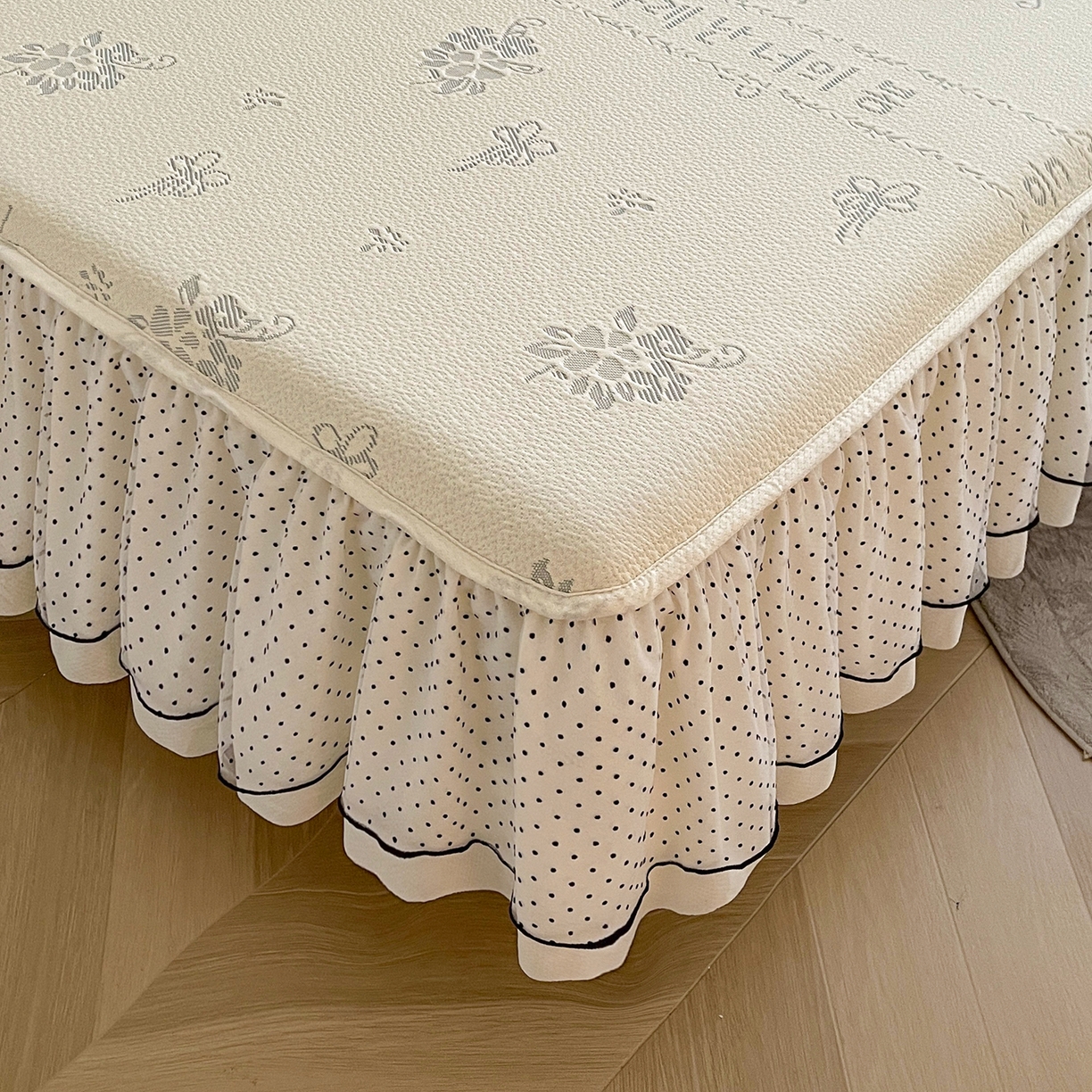 91家纺网 家纺一手货源 找家纺 眠势力 2026新款冰豆豆床裙款床笠夏天冰凉豆豆空调席子带花边床裙床笠二合一 韩系小花-雾米