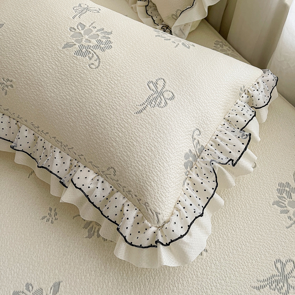 91家纺网 家纺一手货源 找家纺 眠势力 2026新款冰豆豆床裙款床笠夏天冰凉豆豆空调席子带花边床裙床笠二合一 韩系小花-雾米