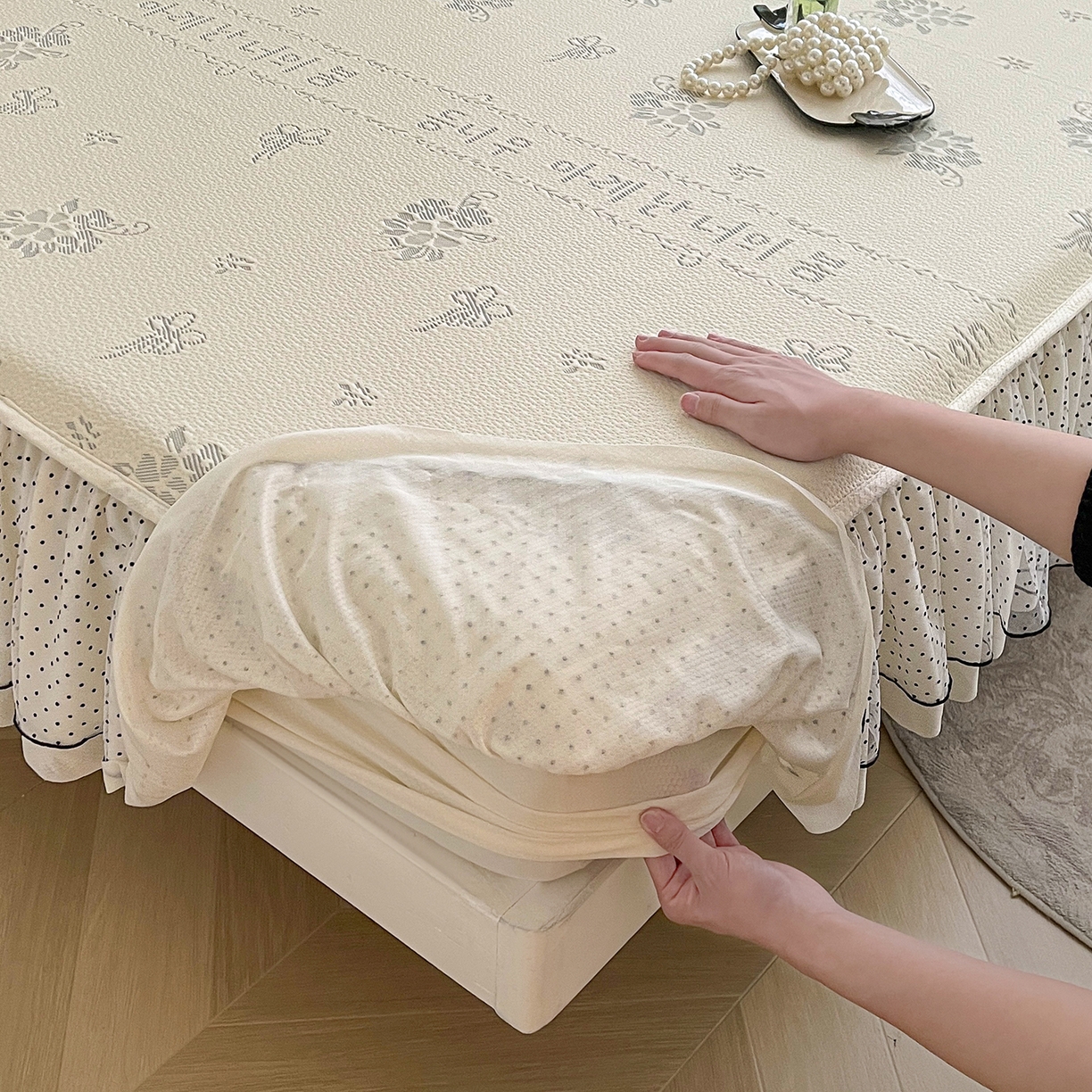 91家纺网 家纺一手货源 找家纺 眠势力 2026新款冰豆豆床裙款床笠夏天冰凉豆豆空调席子带花边床裙床笠二合一 韩系小花-雾米