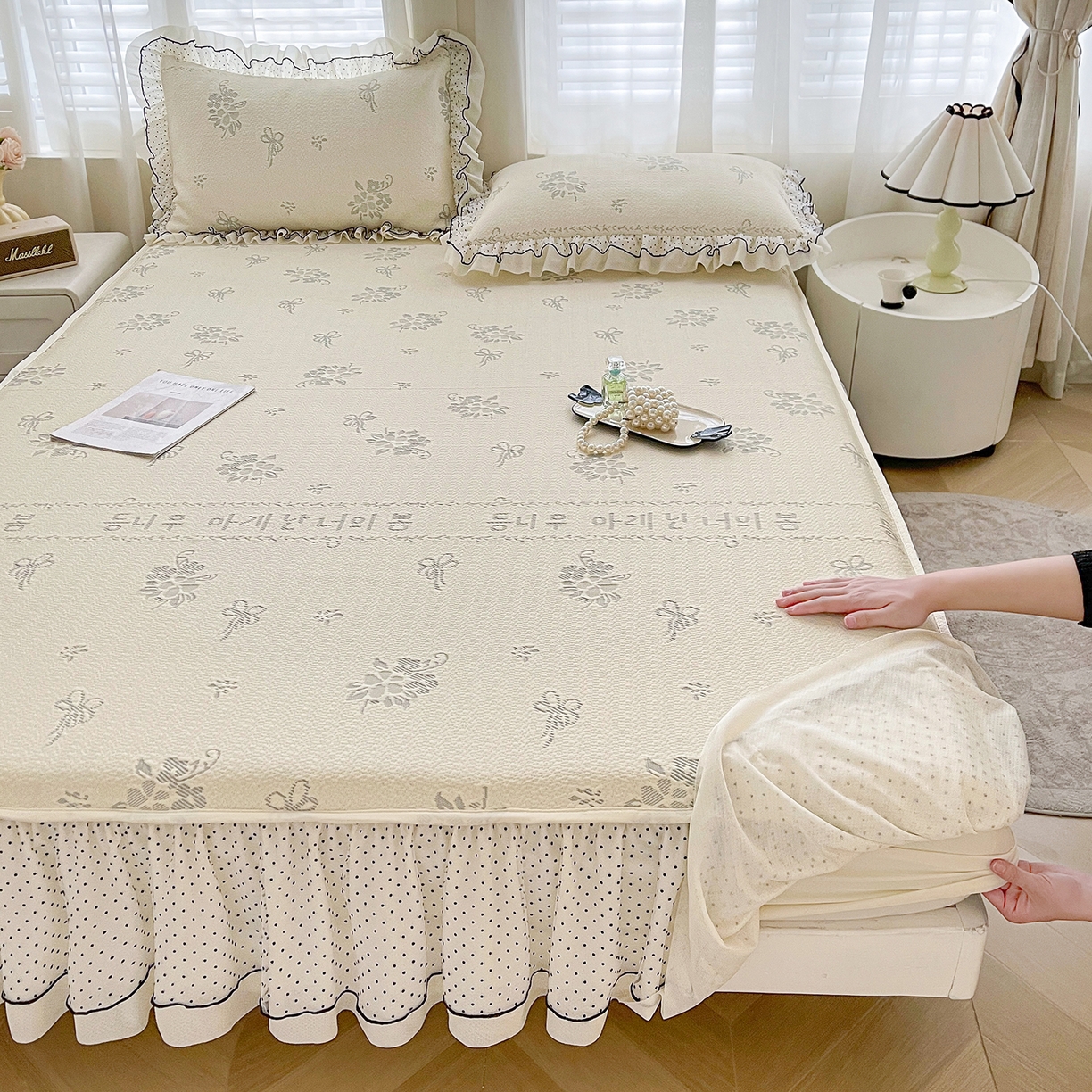 91家纺网 家纺一手货源 找家纺 眠势力 2026新款冰豆豆床裙款床笠夏天冰凉豆豆空调席子带花边床裙床笠二合一 韩系小花-雾米