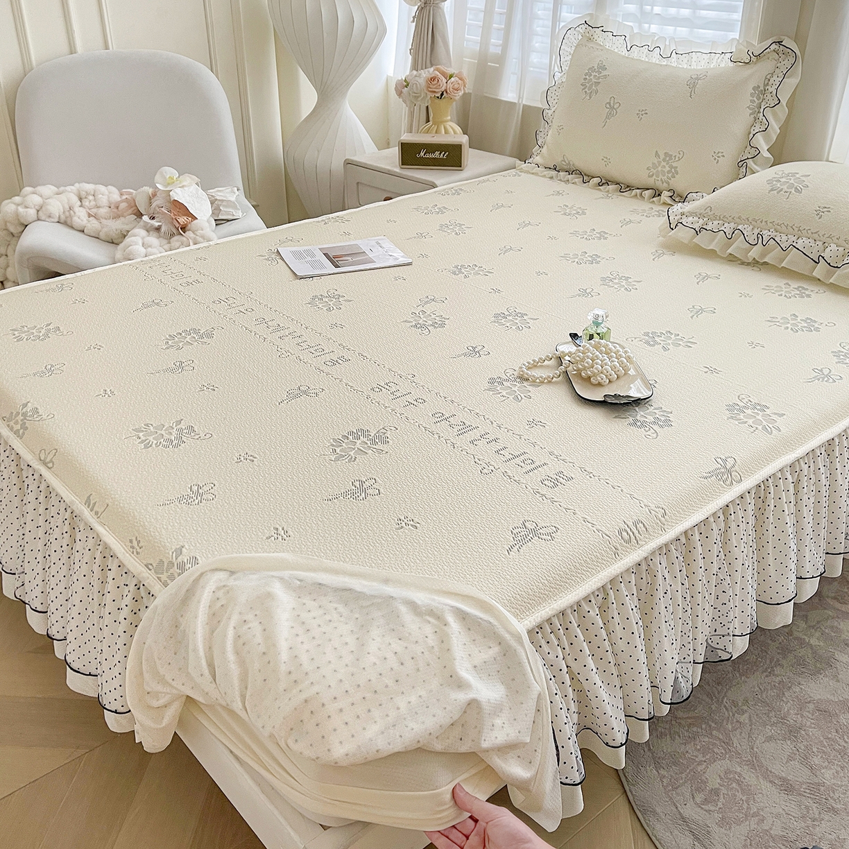 91家纺网 家纺一手货源 找家纺 眠势力 2026新款冰豆豆床裙款床笠夏天冰凉豆豆空调席子带花边床裙床笠二合一 韩系小花-雾米