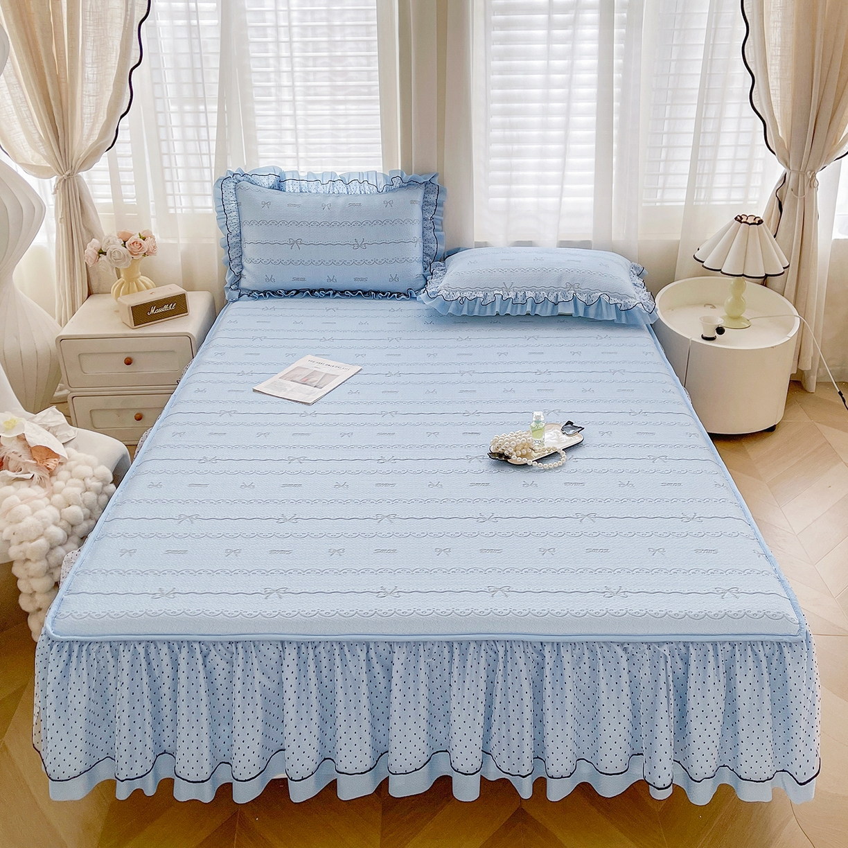 91家纺网 家纺一手货源 找家纺 眠势力 2026新款冰豆豆床裙款床笠夏天冰凉豆豆空调席子带花边床裙床笠二合一 甜梦-冰蓝