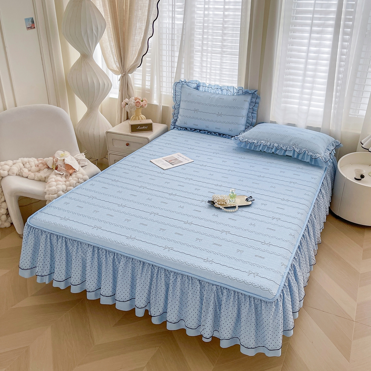 91家纺网 家纺一手货源 找家纺 眠势力 2026新款冰豆豆床裙款床笠夏天冰凉豆豆空调席子带花边床裙床笠二合一 甜梦-冰蓝