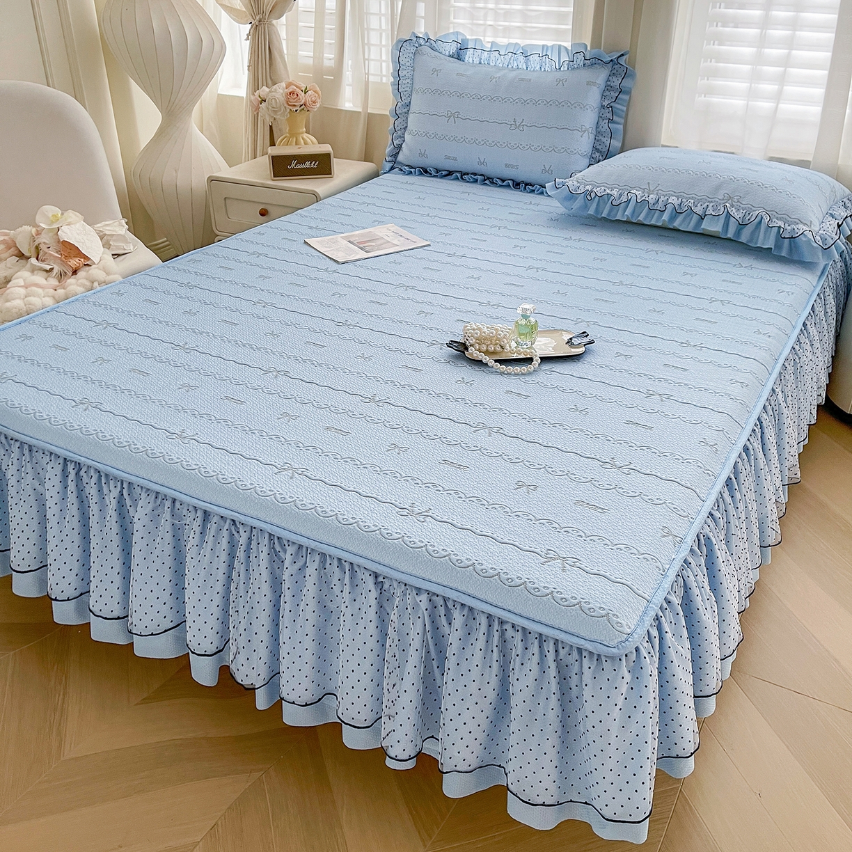 91家纺网 家纺一手货源 找家纺 眠势力 2026新款冰豆豆床裙款床笠夏天冰凉豆豆空调席子带花边床裙床笠二合一 甜梦-冰蓝